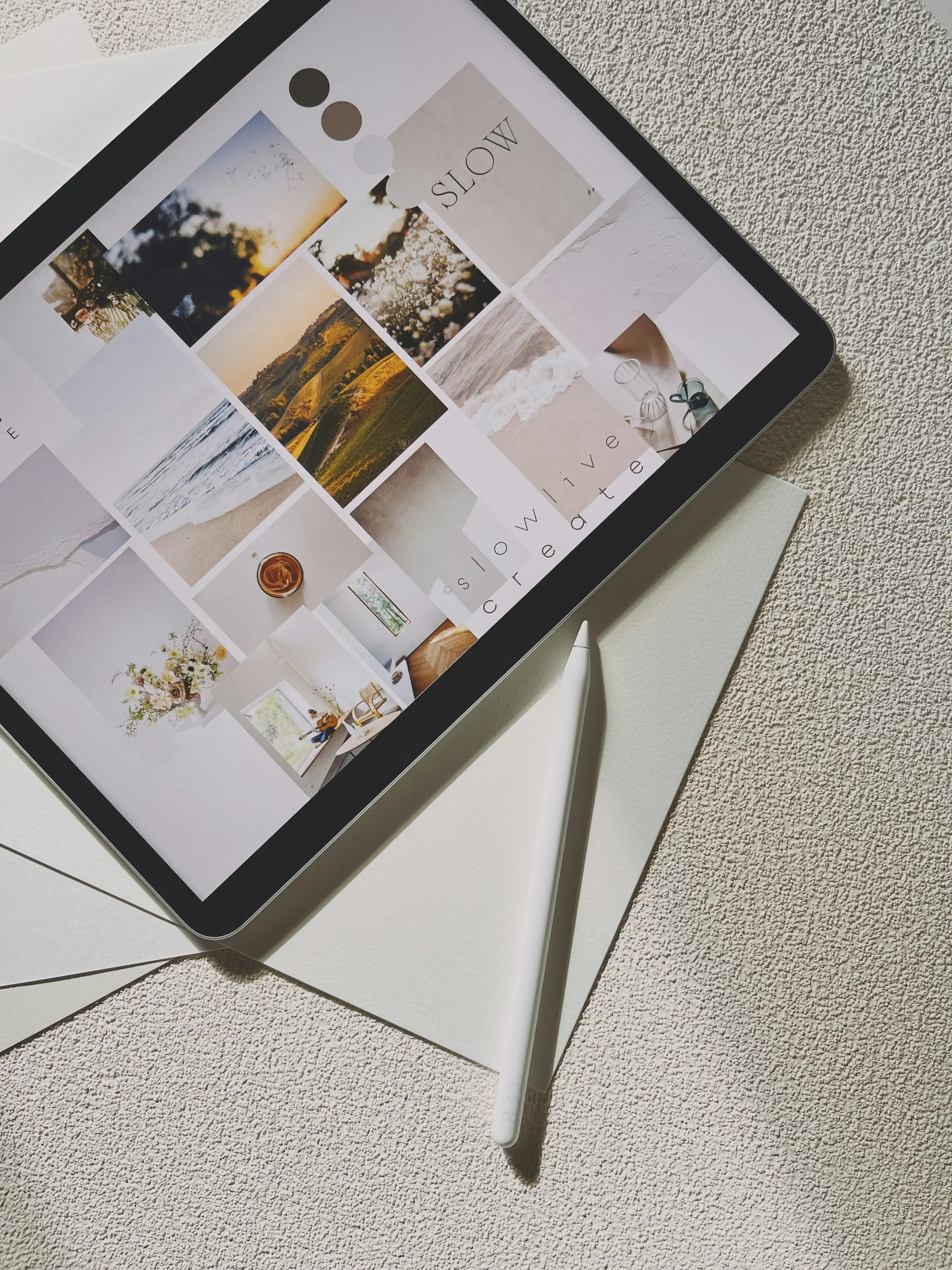 Ecran d'iPad présentant un moodboard et symbolisant une analyse stratégique pour structurer une identité visuelle et une communication de marque