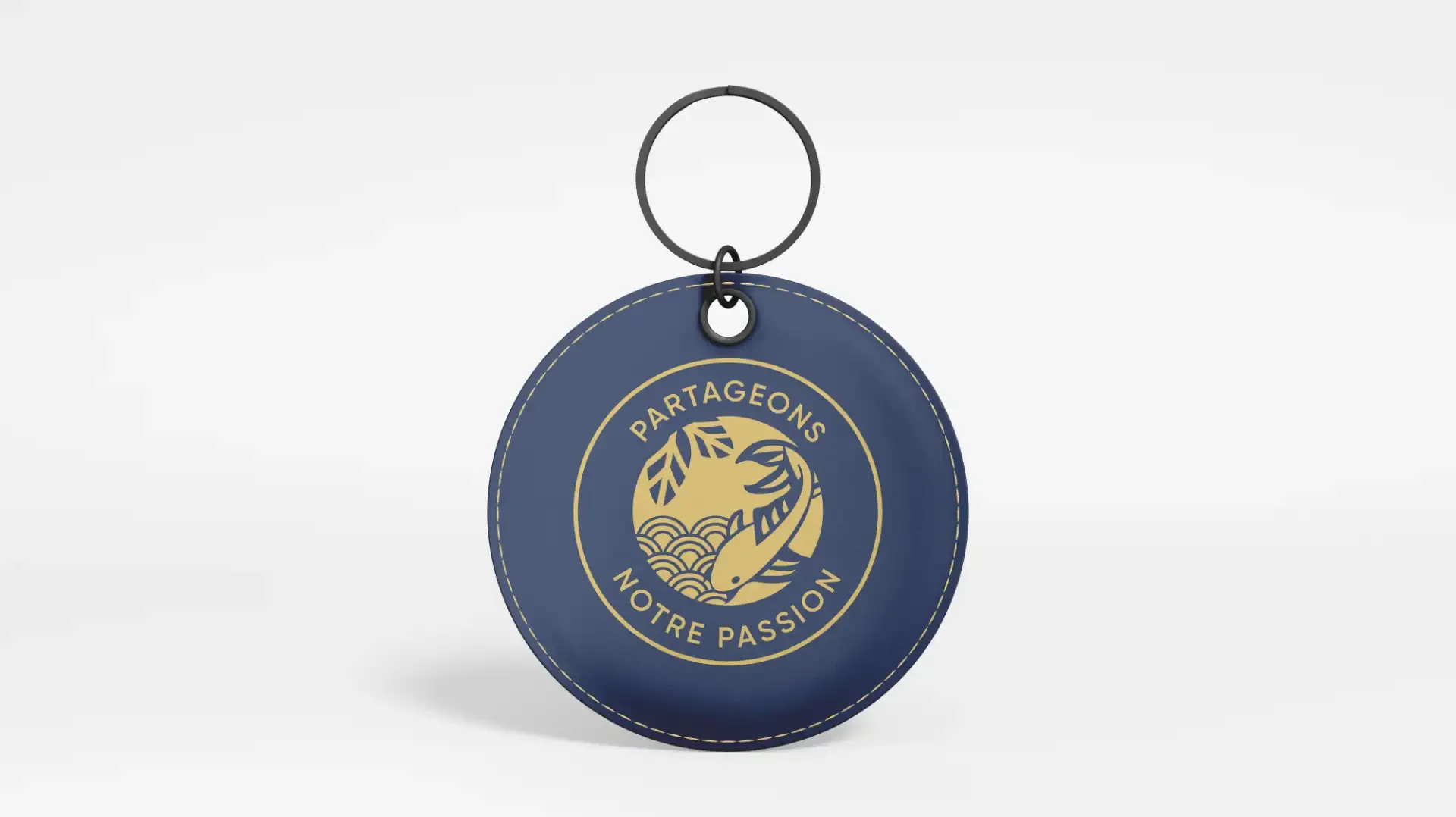 Porte-clé personnalisé avec le logo Pacific Pêche illustrant le déploiement de l’identité visuelle sur les objets promotionnels