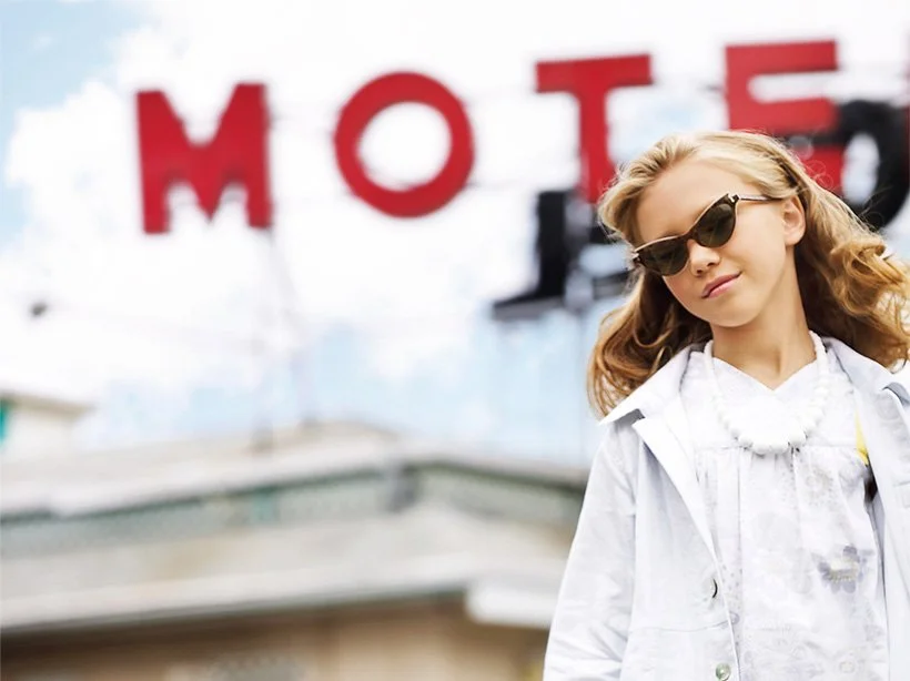 Composition visuelle et stylisme dans une campagne photo enfant orientée branding premium et image de marque