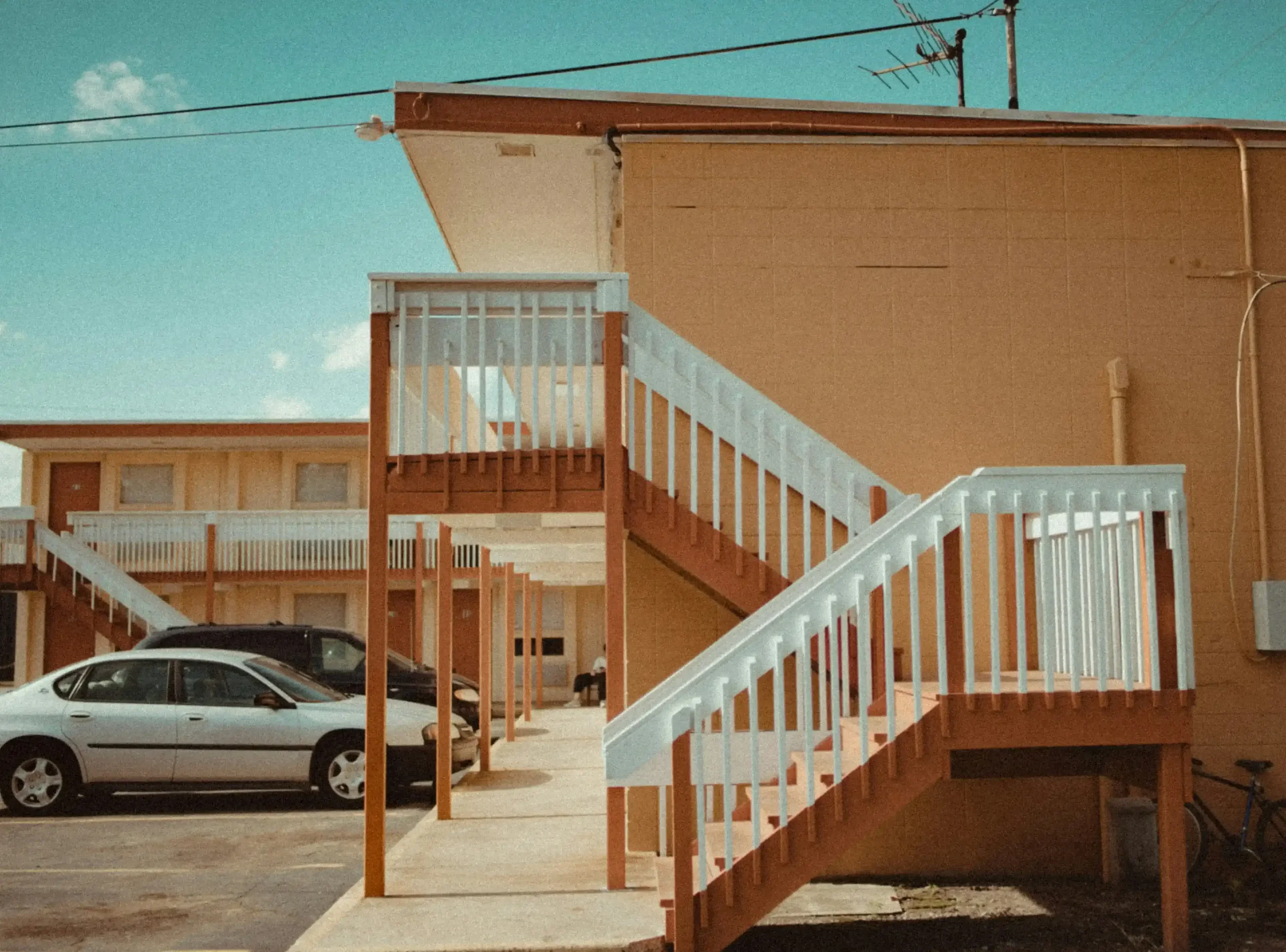 Escaliers extérieurs d’un motel américain illustrant l’univers rétro de la campagne photo