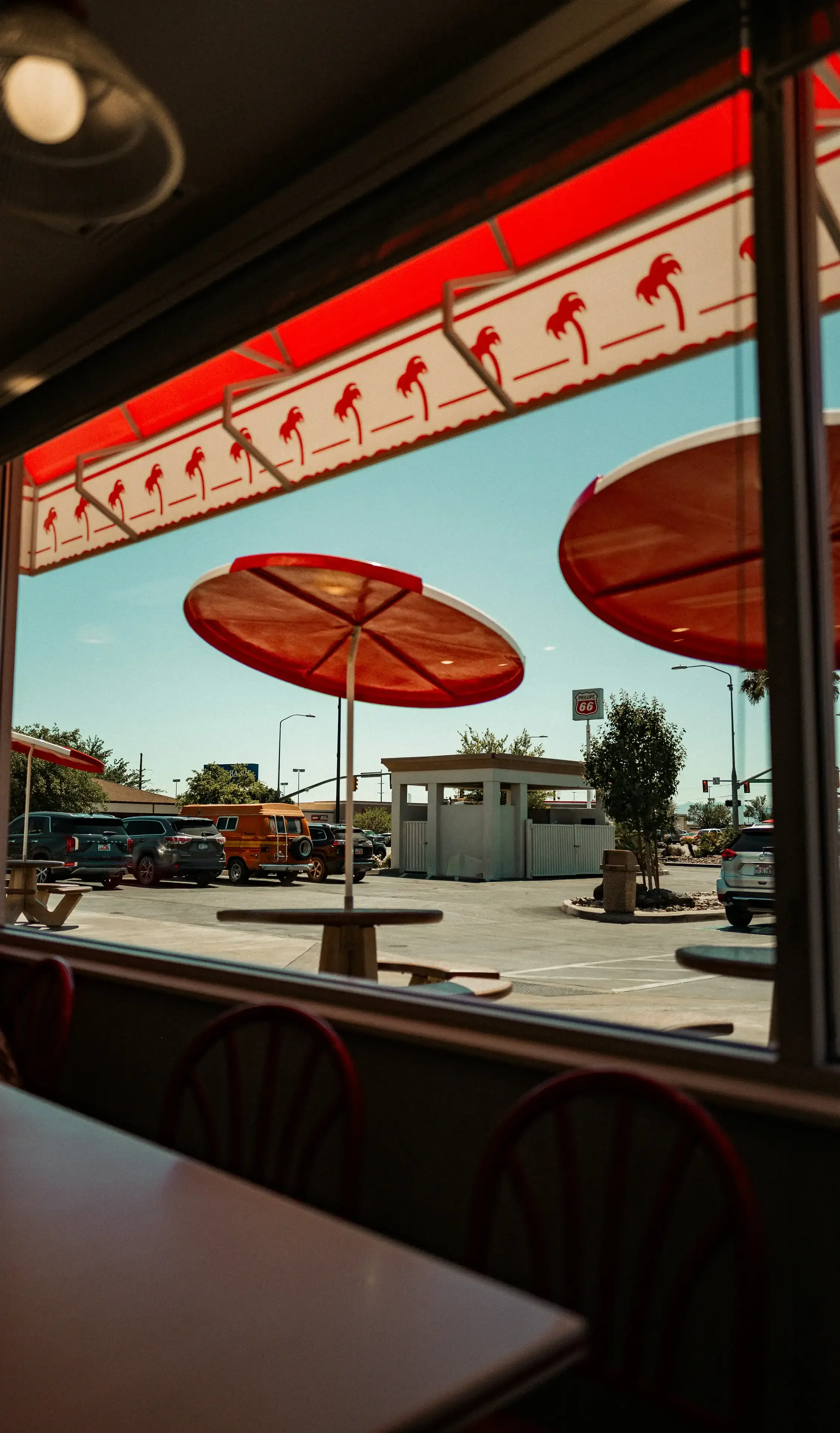 Terrasse d'un diner américain illustrant le storytelling de la campagne publicitaire Orchestra