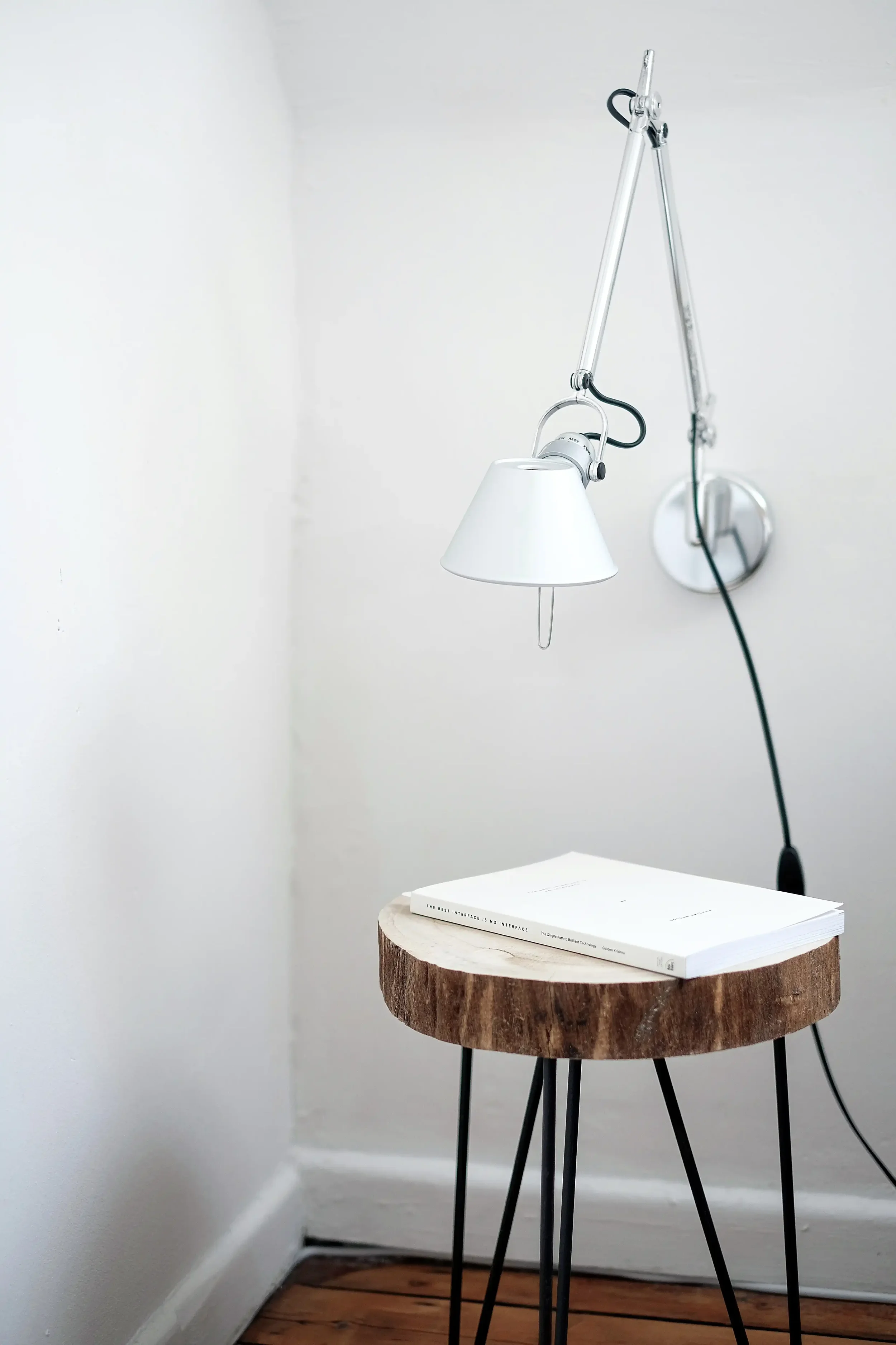 Lampe au-dessus d’un espace de travail illustrant un échange initial pour comprendre les besoins dans un diagnostic de marque