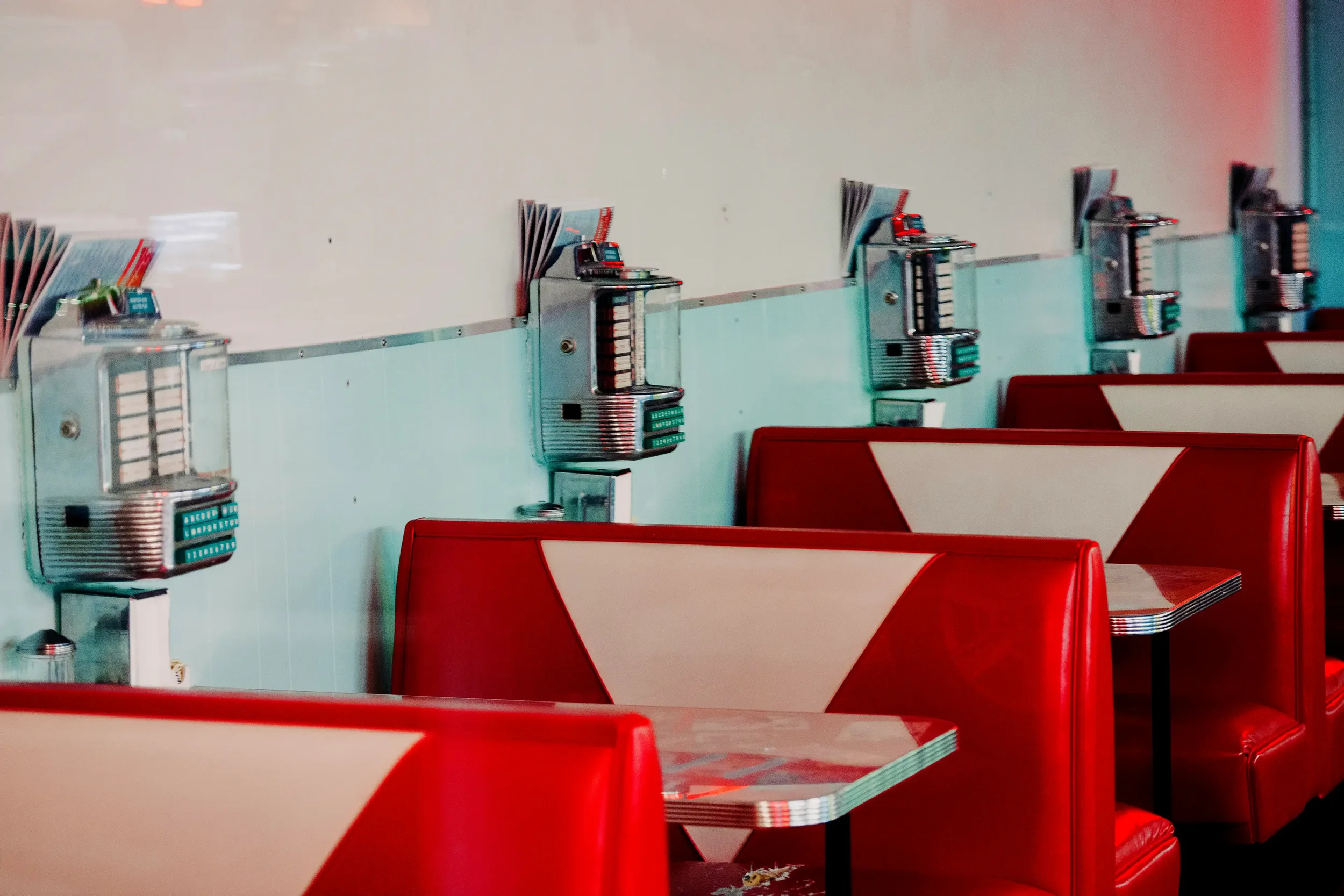 Banquettes diner américain année 50 illustrant la conception créative et la direction artistique de la campagne Orchestra