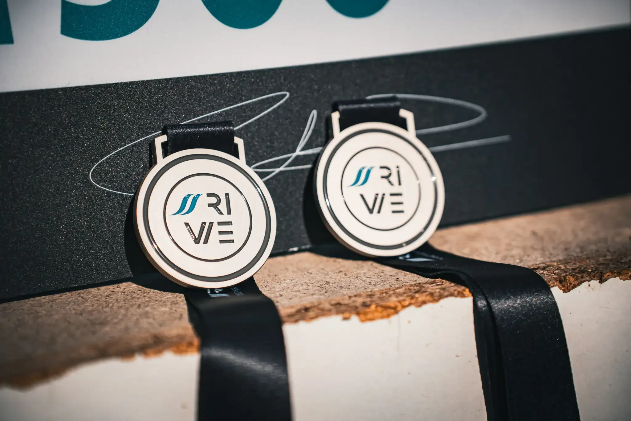 Médaille mettant en valeur le nouveau logo RIVE et son univers premium