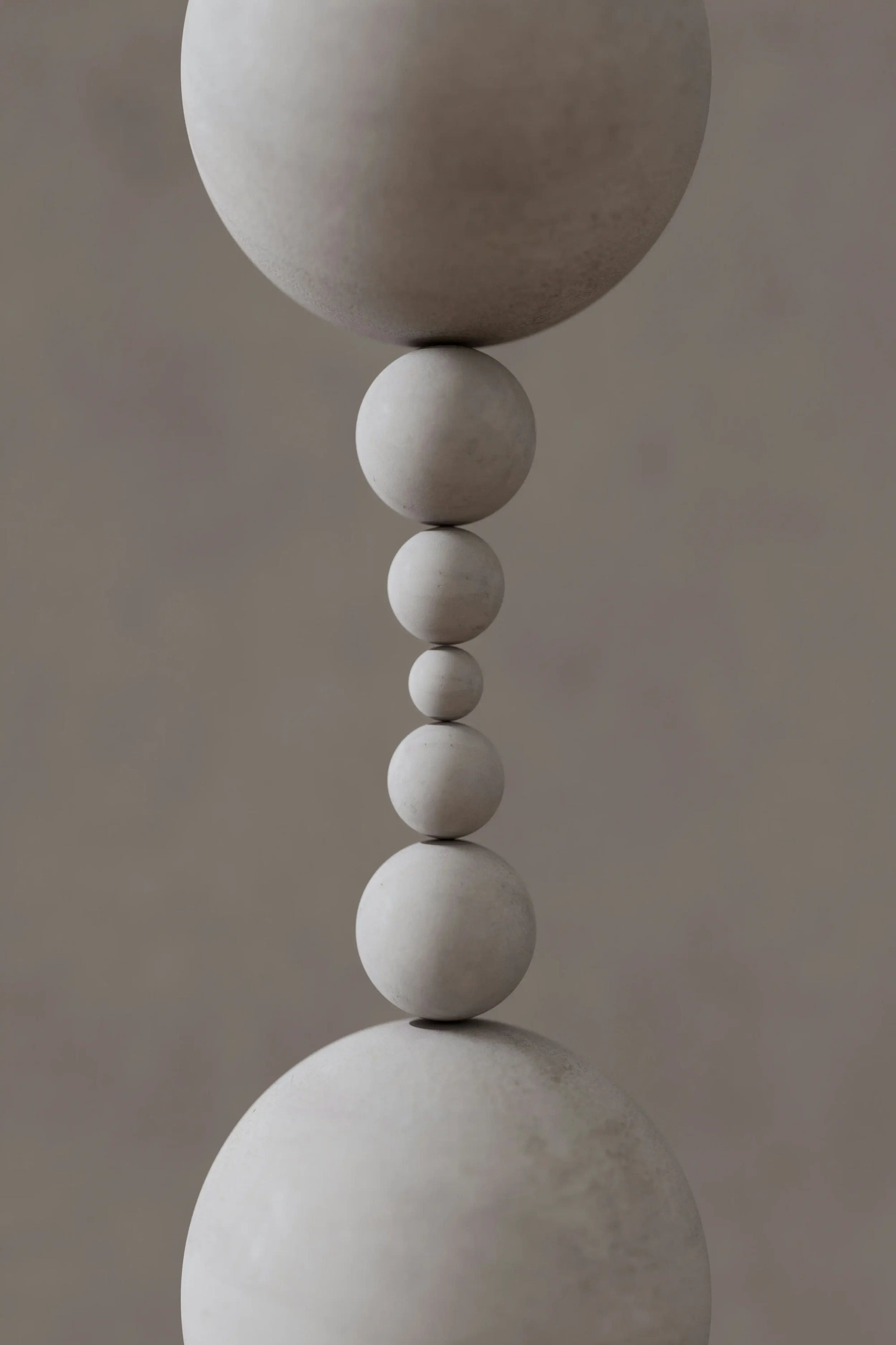 Boules en pierre empilées symbolisant les défis marketing selon Mathilde Lafargue, directrice artistique à Montpellier.