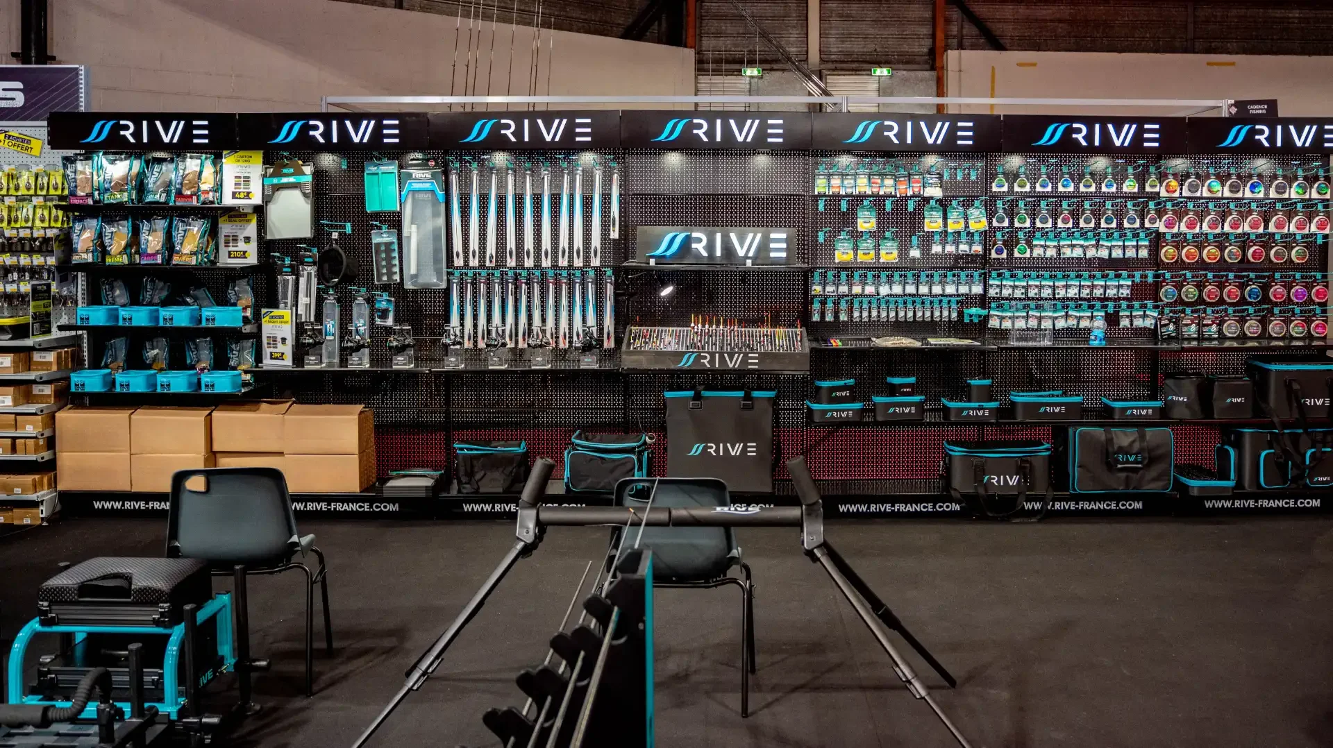 Stand de salon présentant les produits et la nouvelle identité visuelle de la marque RIVE