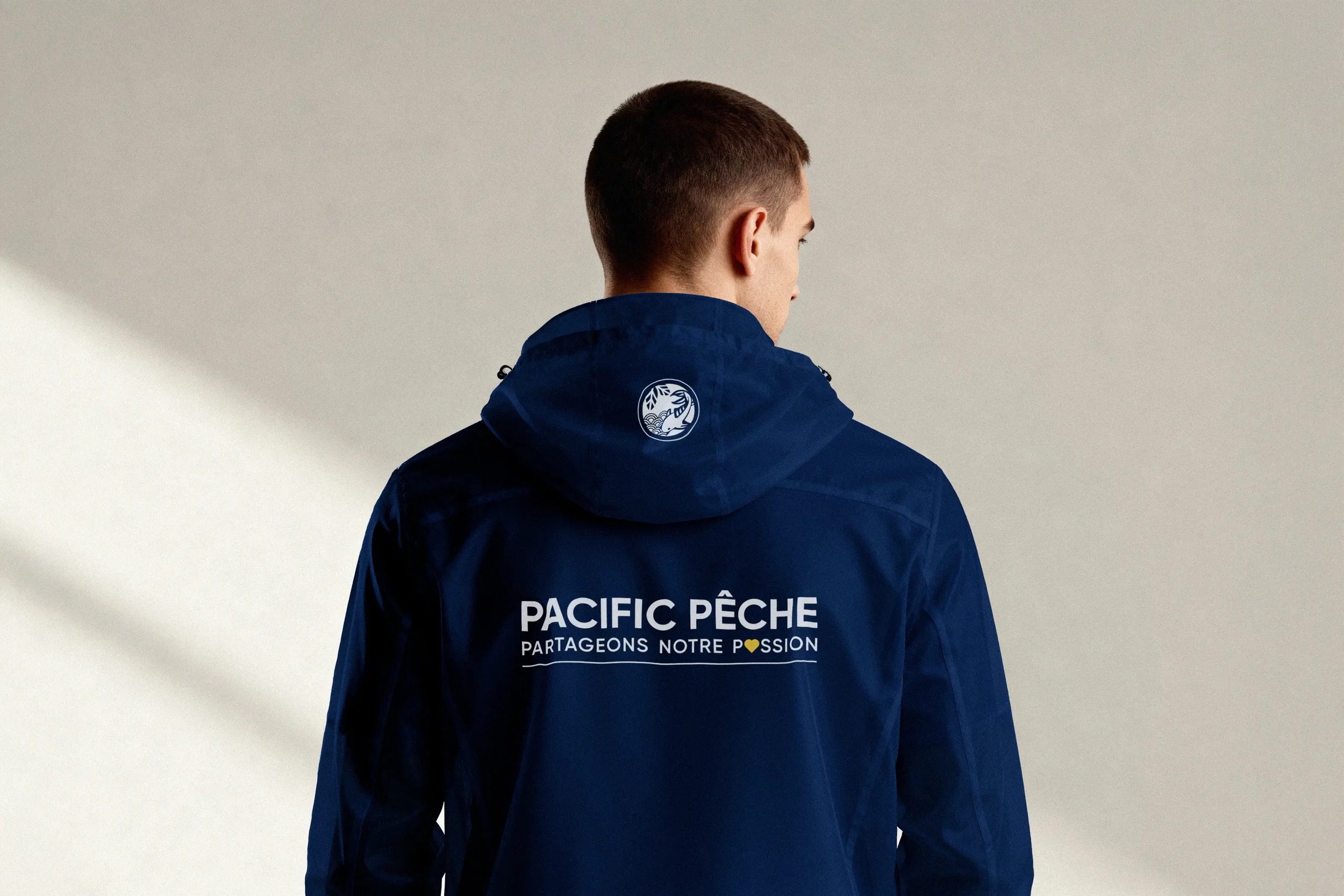 Application de l’identité visuelle Pacific Pêche sur des produits et accessoires de marque