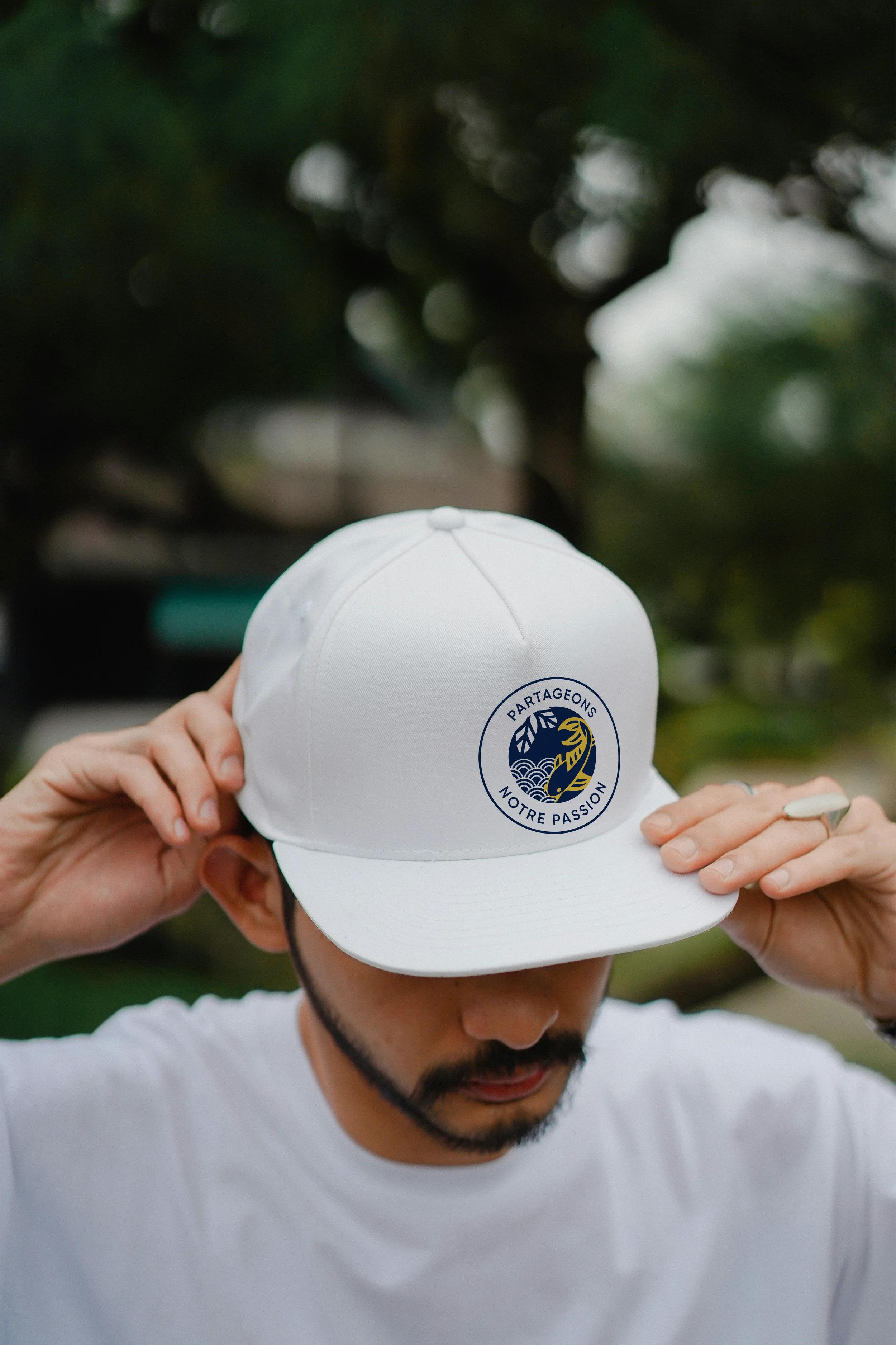Casquette personnalisée avec le logo Pacific Pêche illustrant le déploiement de l’identité visuelle