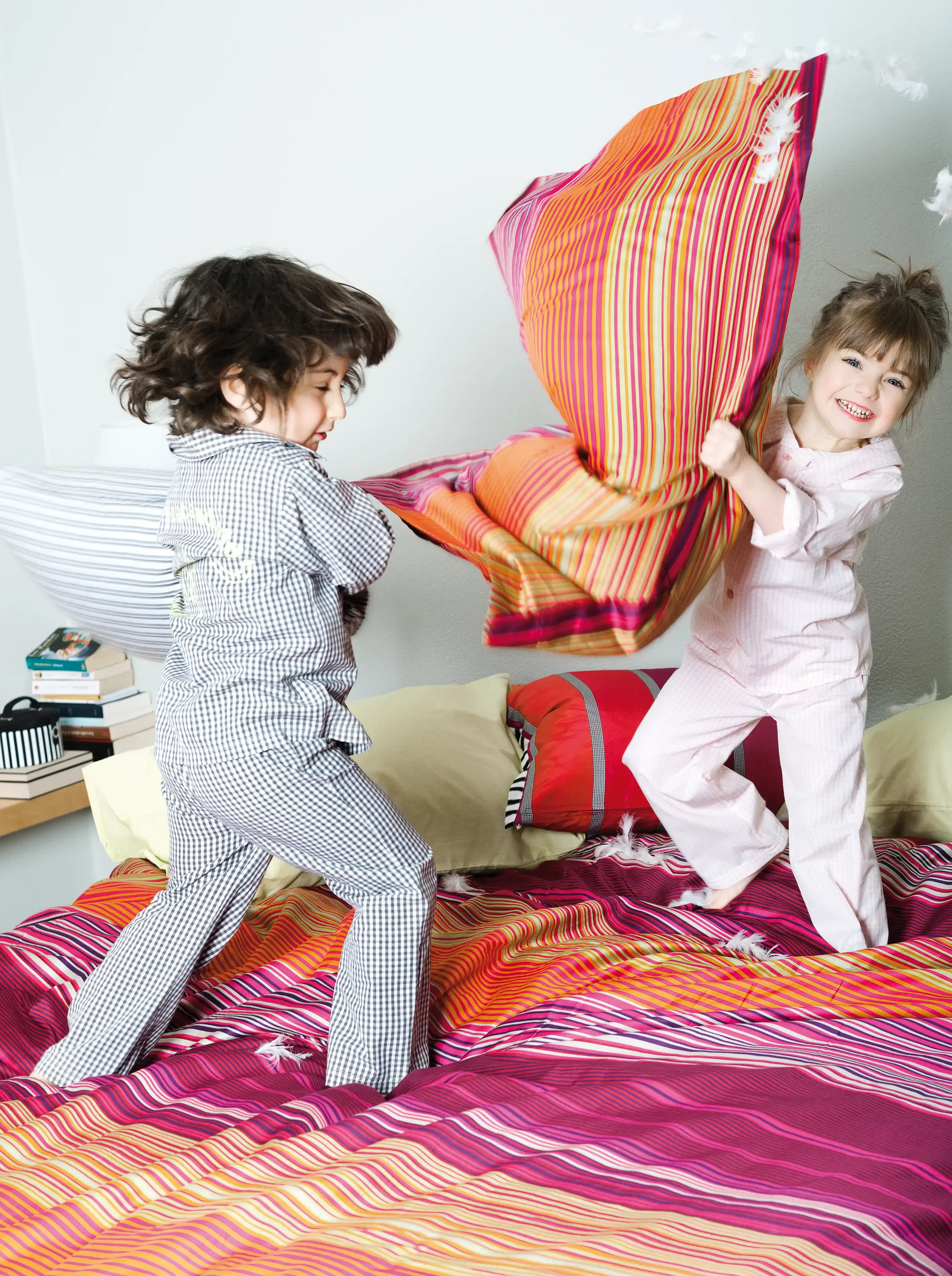 Enfants en pleine bataille d’oreillers illustrant la spontanéité et la joie de vivre