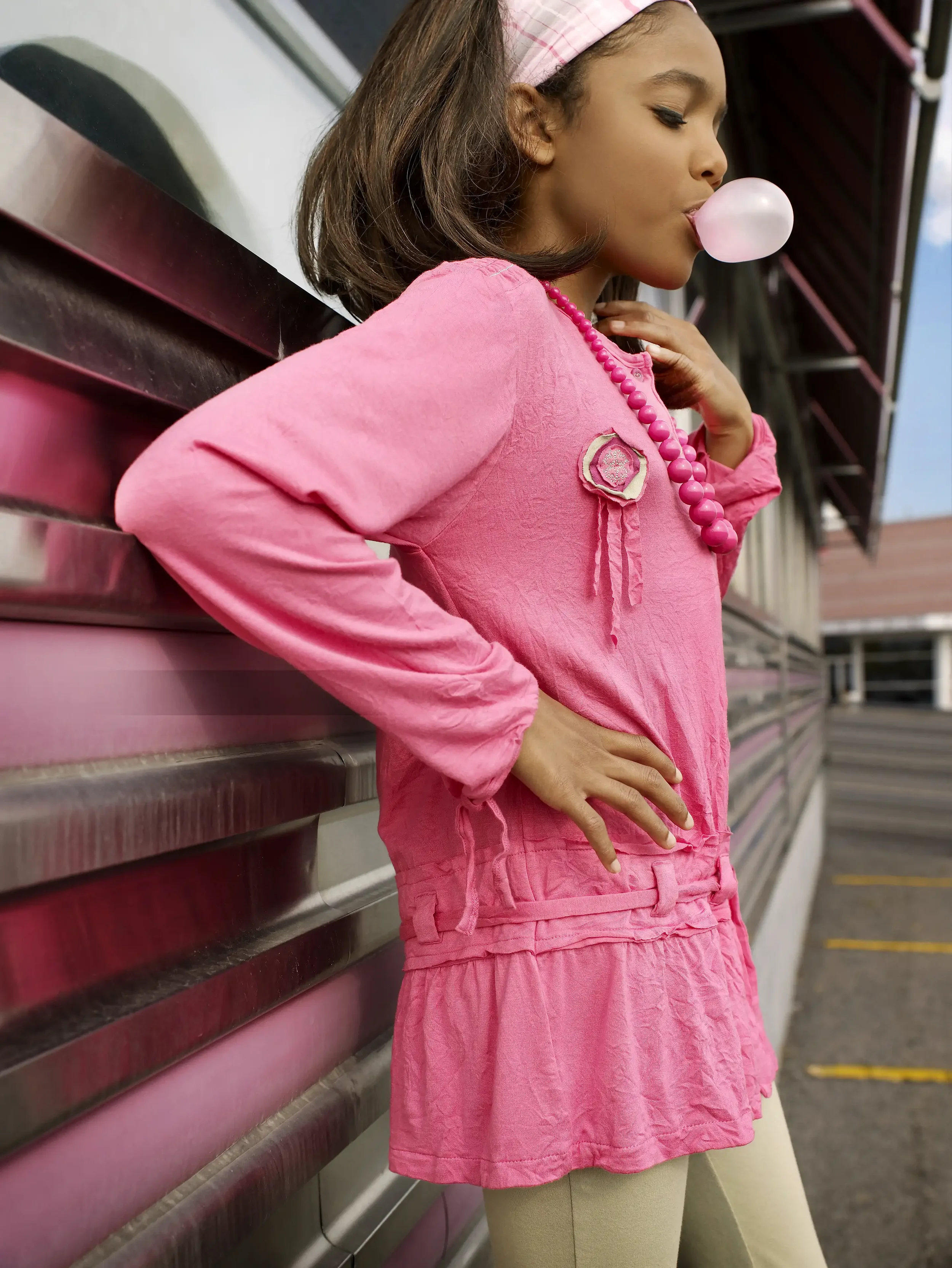 Photo de mode d'une fille mâchant un chewing-gum devant un diner américain dillustrant la conception créative et la direction artistique de la campagne Orchestra