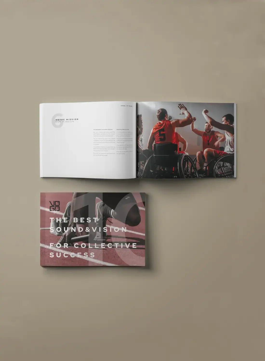 Livre de marque ouvert sur la page mission illustrant le design éditorial et la structuration de la plateforme de marque