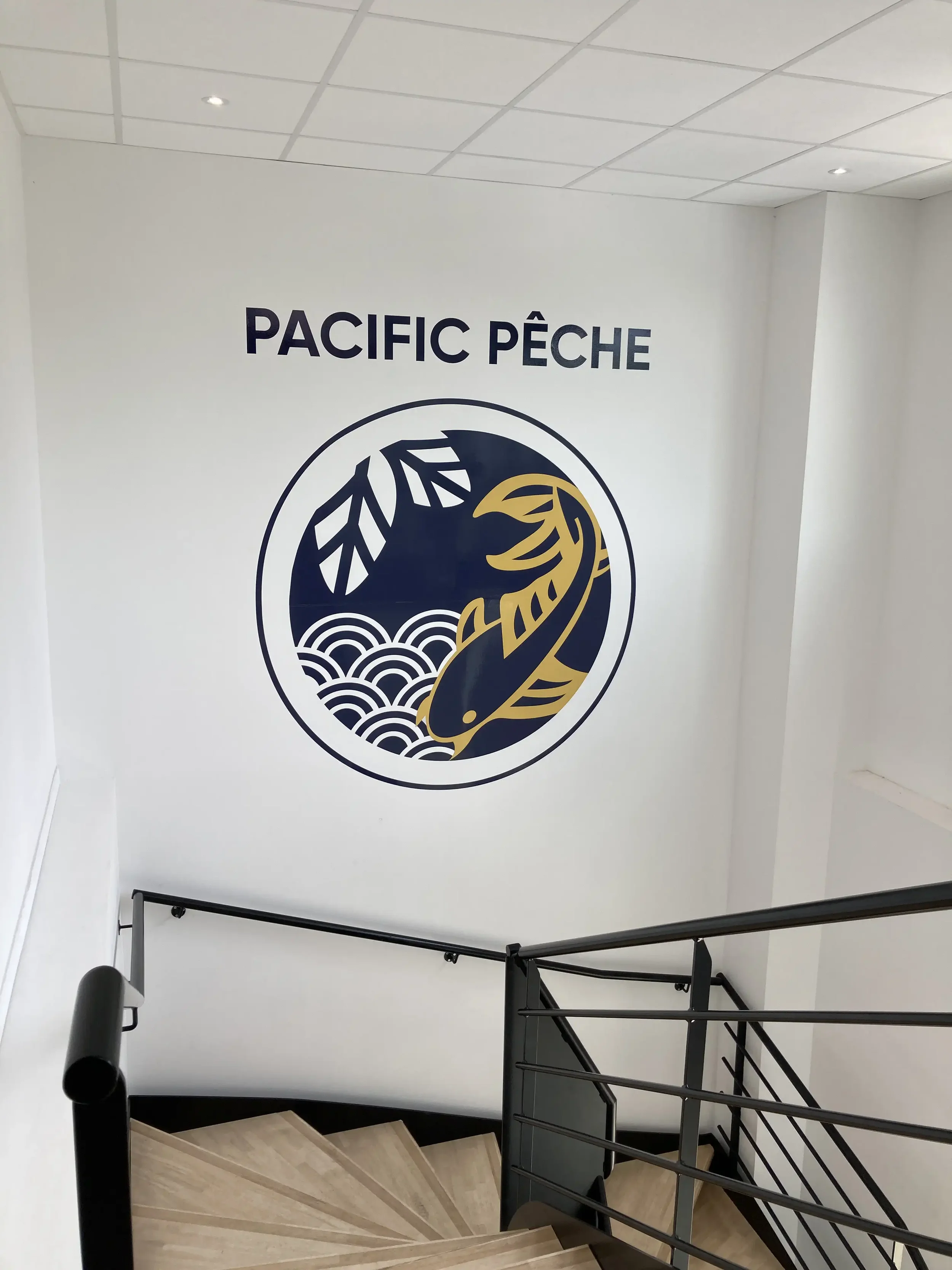 Symbole Kamon installé à l’entrée du siège social PACIFIC PÊCHE représentant l’attachement et l’identité de marque