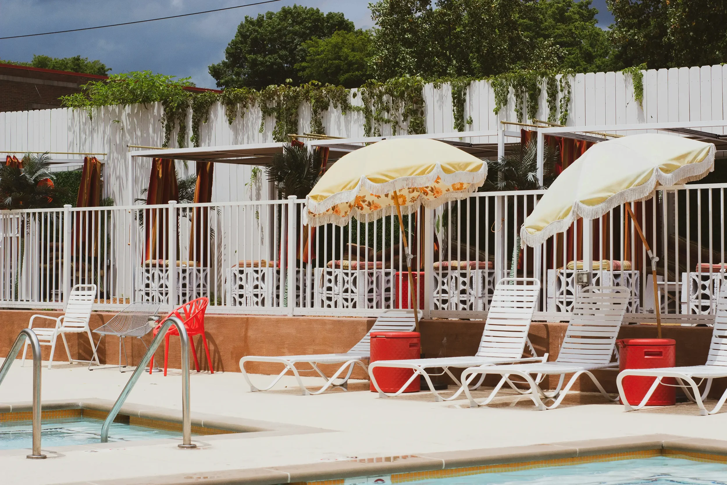 Piscine de motel américain avec parasols et chaises longues vintage dans une campagne photo