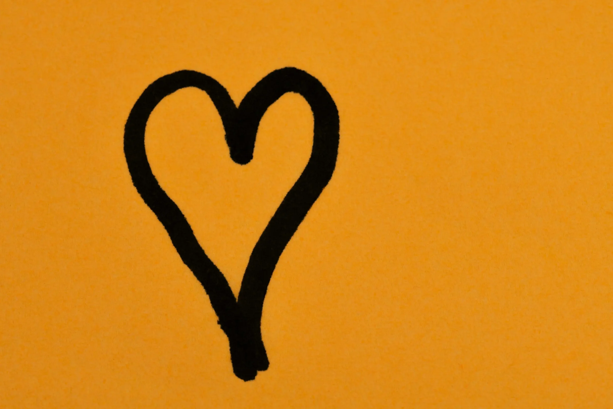Coeur noir sur fond jaune illustrant un univers graphique fort et ludique