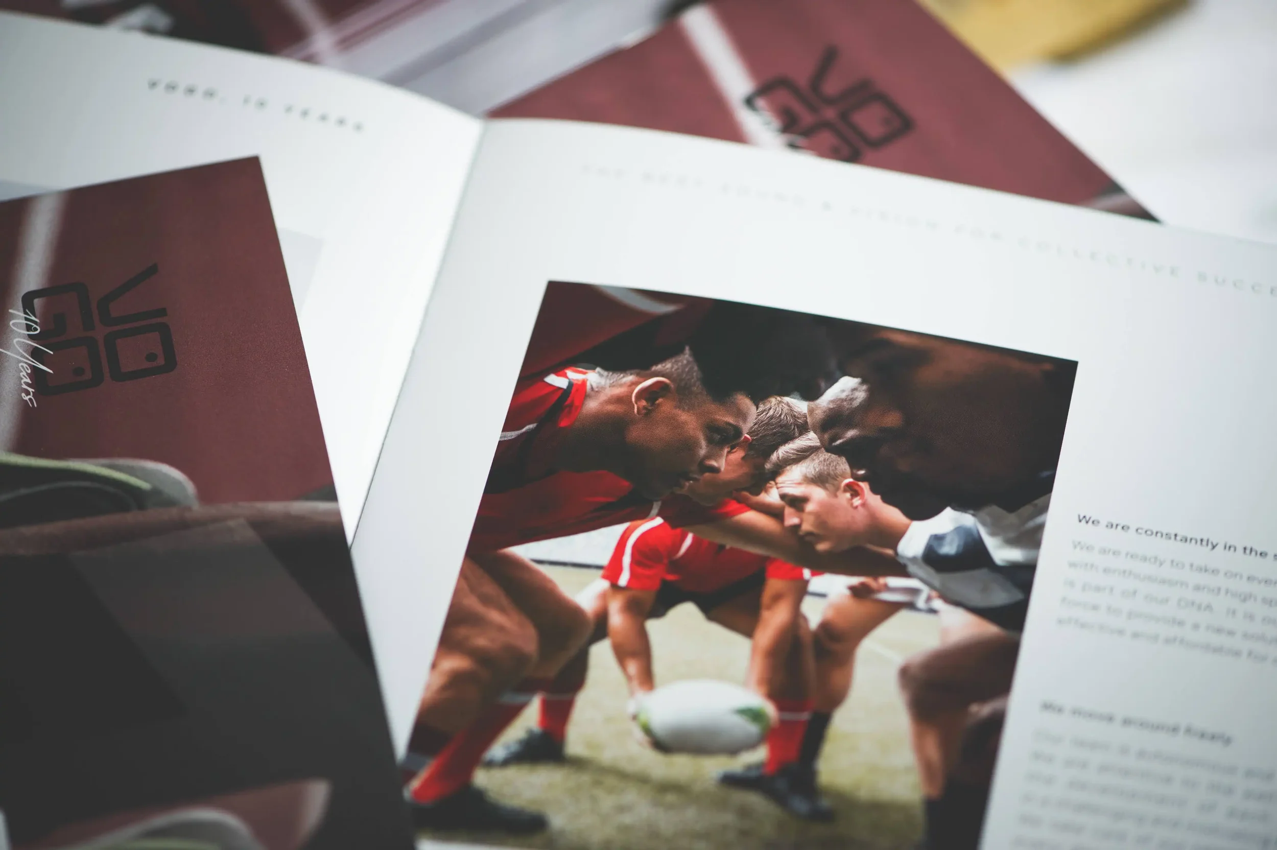 Page du livre de marque mettant en avant une mêlée de rugby symbolisant la cohésion et la performance