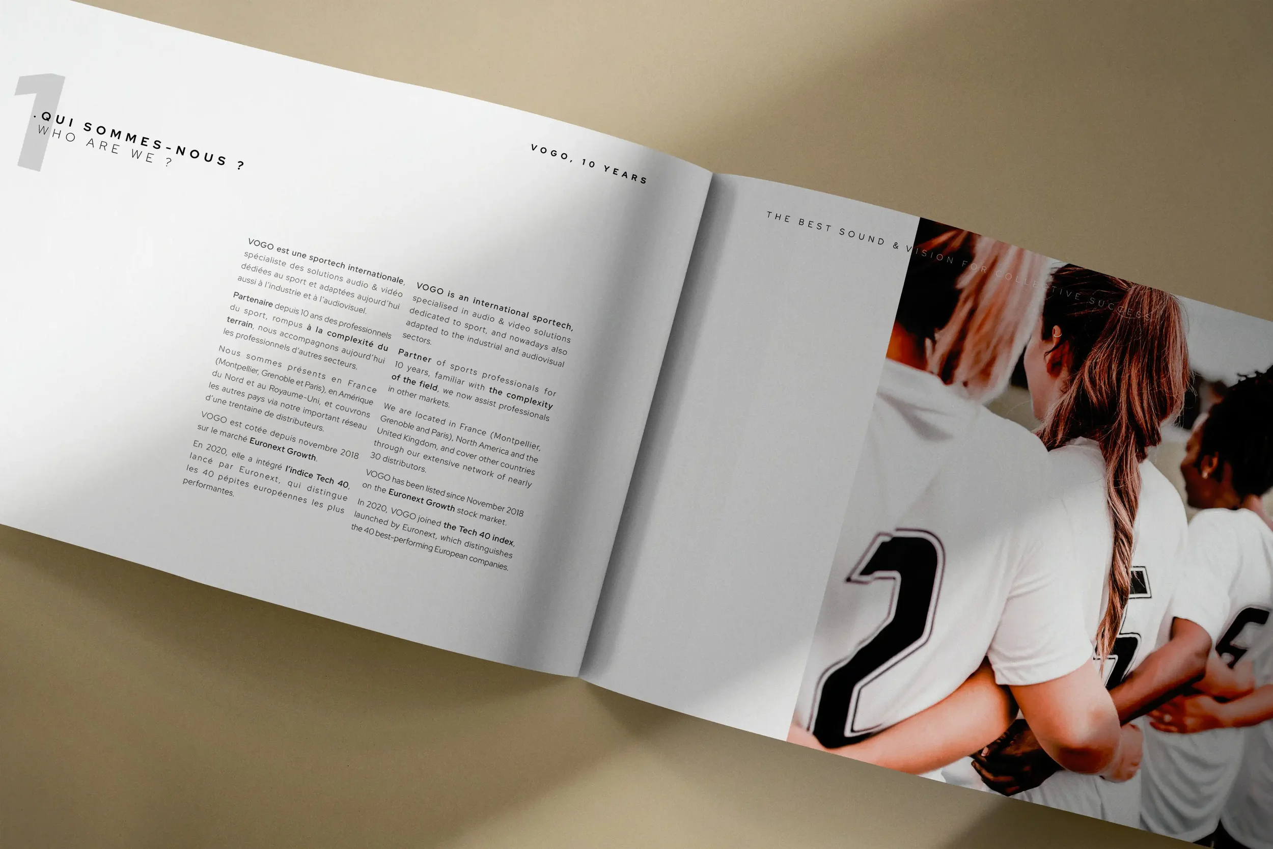 Double page du livre de marque mettant en avant la mise en page, le système graphique et la direction artistique