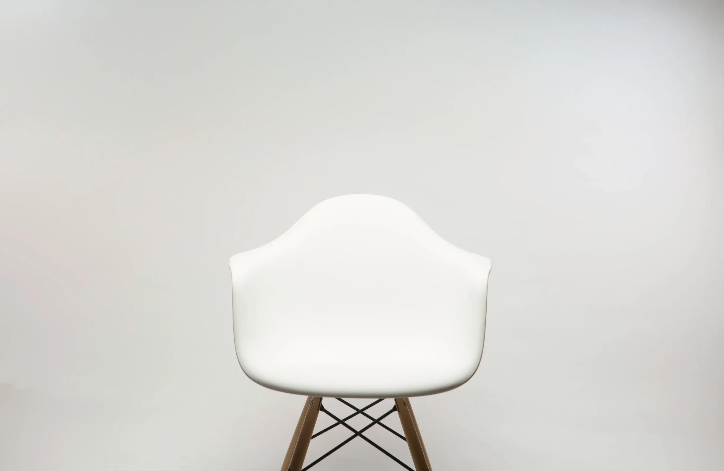 Fauteuil design dans un espace lumineux illustrant une approche humaine et collaborative en direction artistique