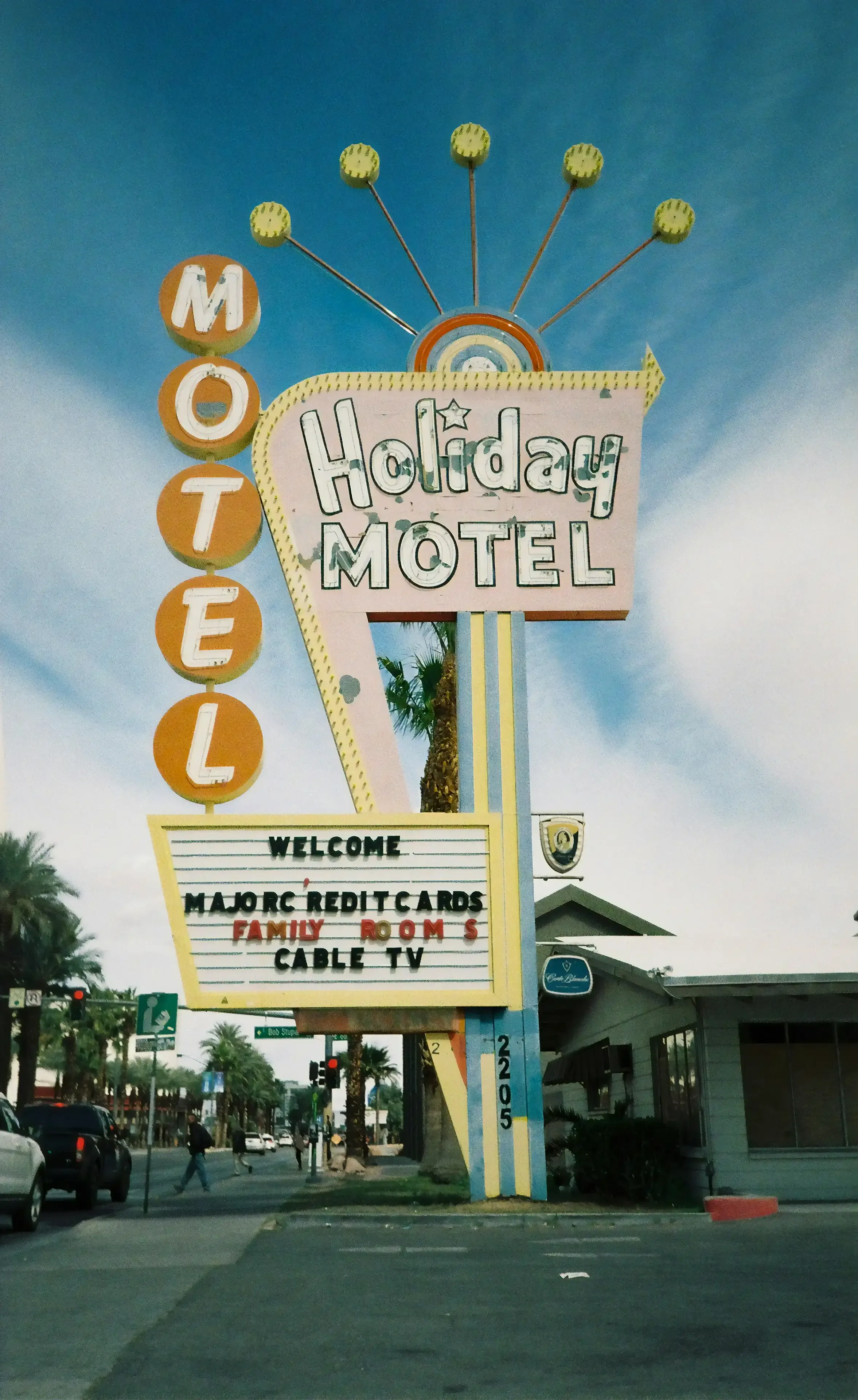 Enseigne lumineuse Holiday Motel illustrant la direction artistique de la campagne photo rétro