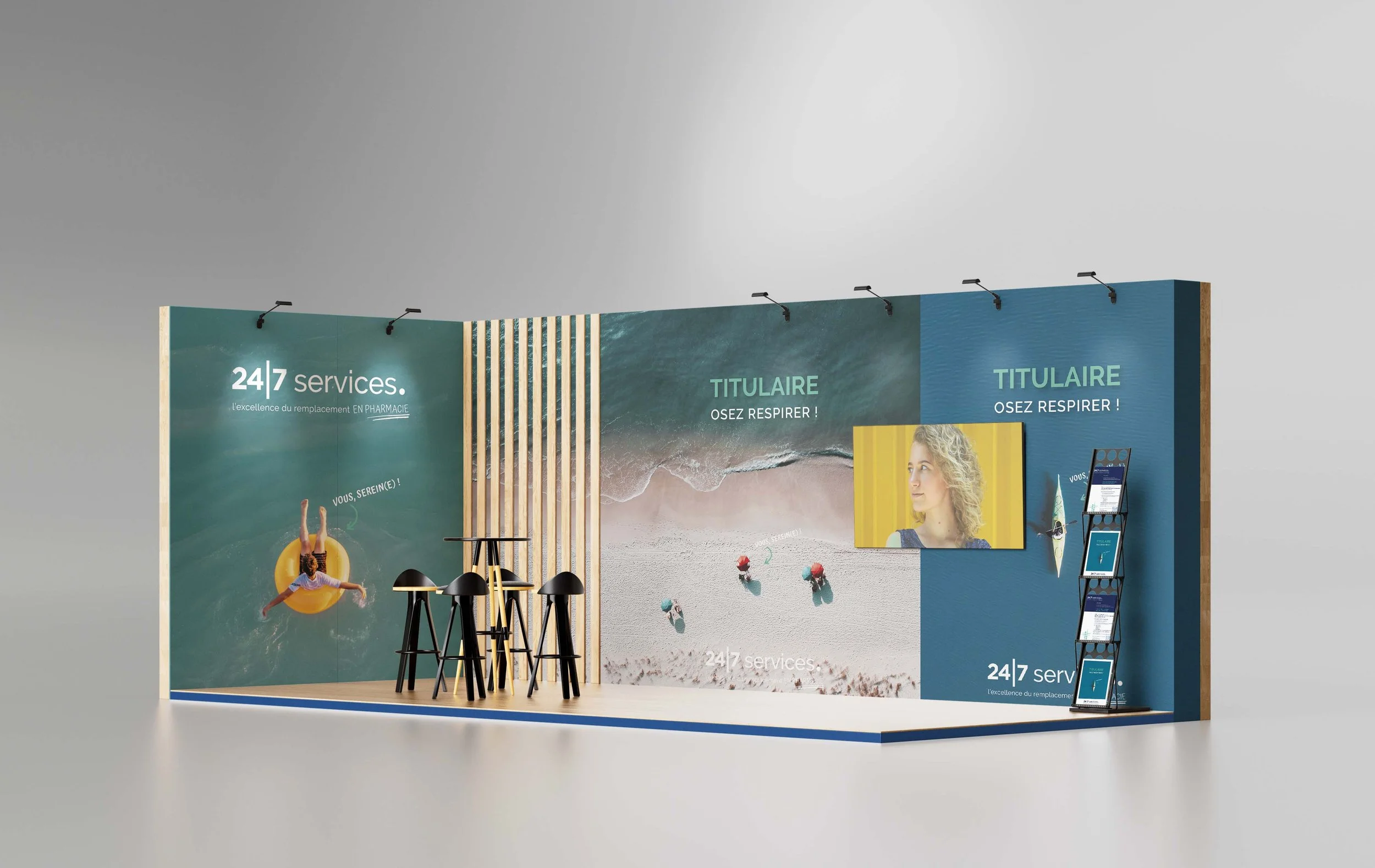 Habillage d'un stand d'exposition pour une marque avec des affiches promotionnelles.