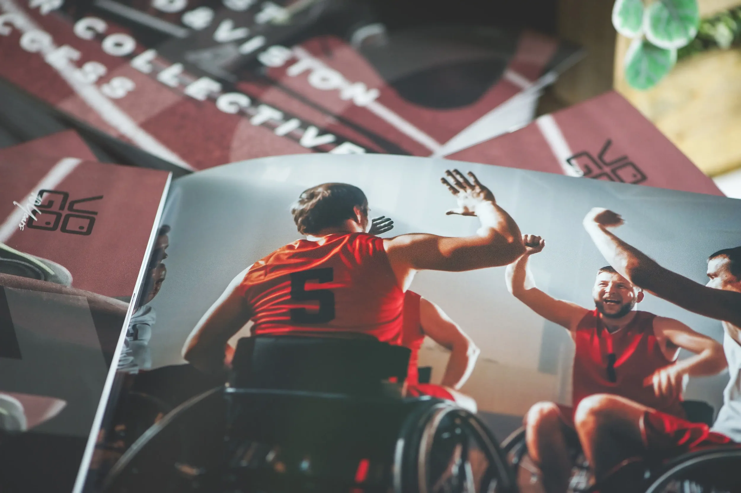Page du livre de marque présentant un visuel de sport collectif inclusif illustrant l’esprit d’équipe