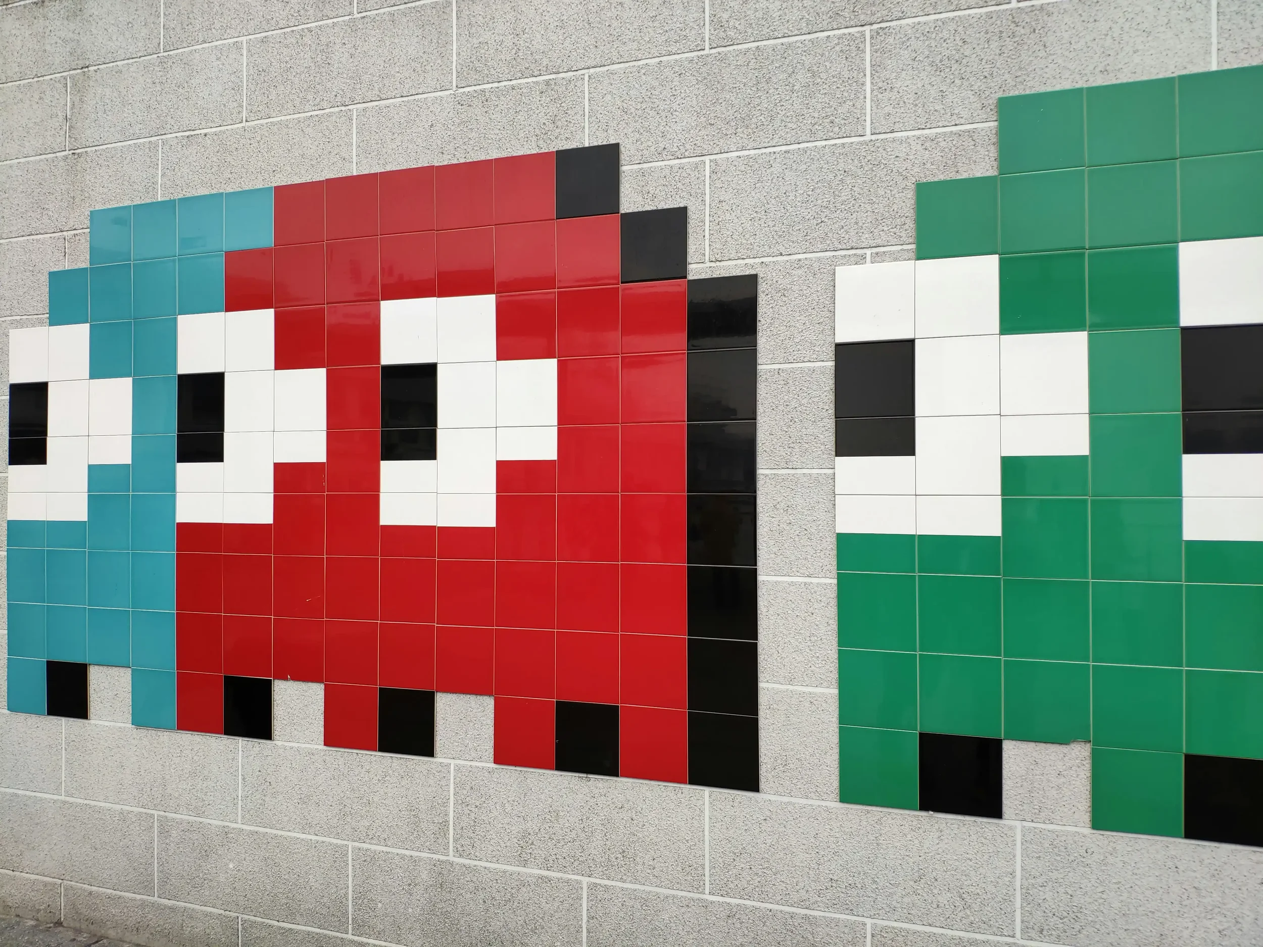 Mosaïque de fantômes colorés évoquant le jeu, la créativité et l’univers de marque