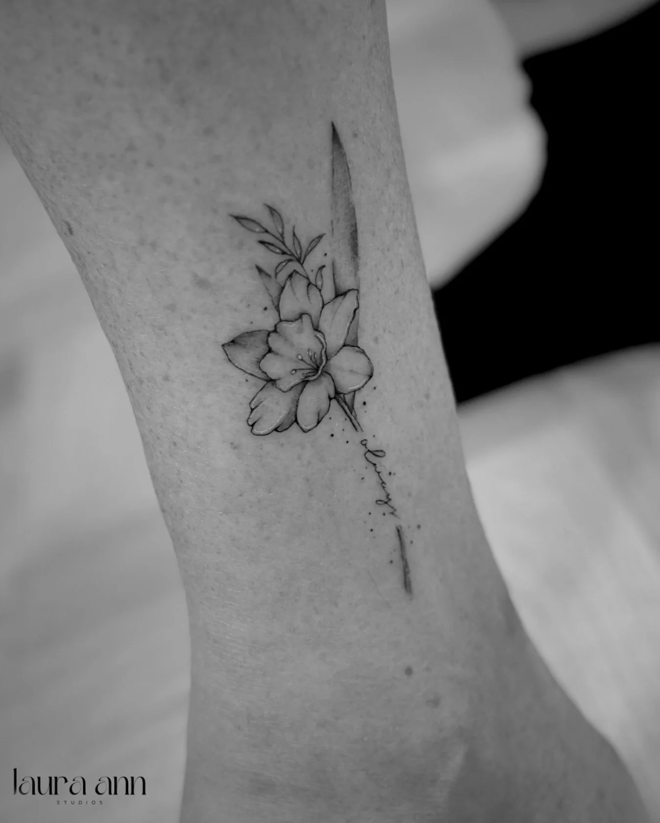 Delicate 🌸💐

Machine; @peakneedles Solice Pro
Cartridges; @masttattoo.official 
Ink; @kurosumitattooink 
Tattoo Balm; @skinjungleuk 
Supplies; @killerinktattoo @killerbeautypmu 

#finelinetattoo #finelineartist #finelinefloral #daffodiltattoo #daff