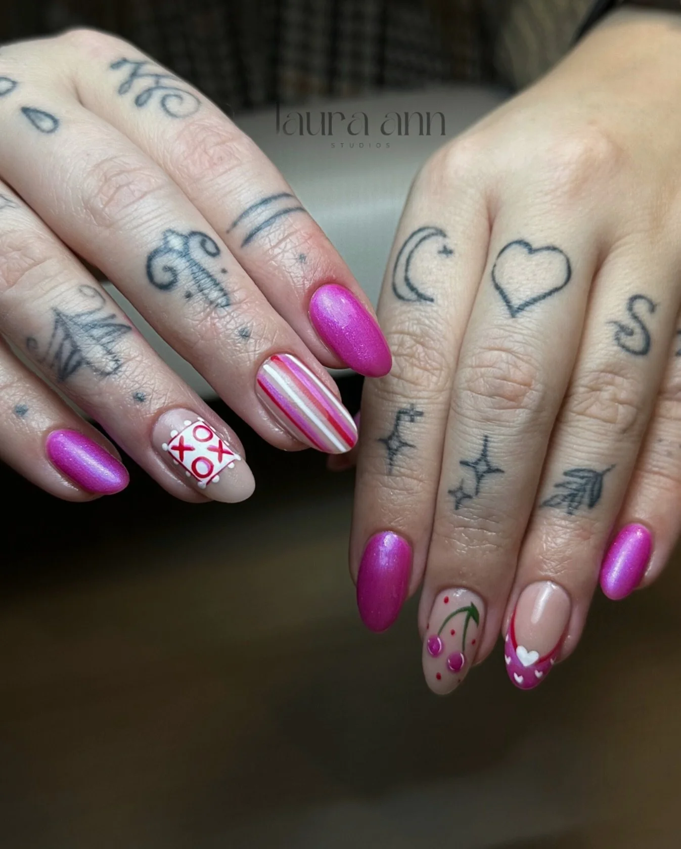 True Love has to be one of the best pinks of all time 💕🌸🌷🎀👛

Valentines Cuties for my babes @gemmaball93 
Using everything @magpie_beauty 🖤

#valentinesnails #valentinesday #lovenails #pinknails #heartnails #stripes #naturalnails #biab #almondn