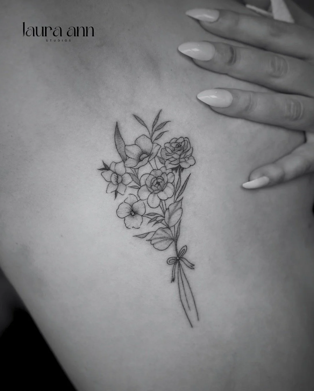 The most gorgeous Mother &amp; Daughter bouquets 💐🤤

Such a lush afternoon yesterday tatting these gorgeous girls. @evebradley.x absolutely smashed her first tattoo! Thank you for booking girls 🖤

#tattoo #floraltattoo #finelinetattoo #ribtattoo #