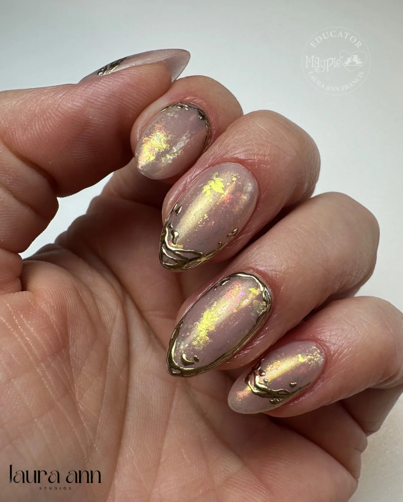 🤍🐻&zwj;❄️🦢🕊️

Everything @magpie_beauty as always 😍🖤

@magpie_beauty @magpiebeautyusa @magpie_education @mrs__magpie @magpiebeauty_canada @scratchmagazine 

#springnails #opalnails #almondnails #buildergel #irridescentnails #chromenails #gemnai