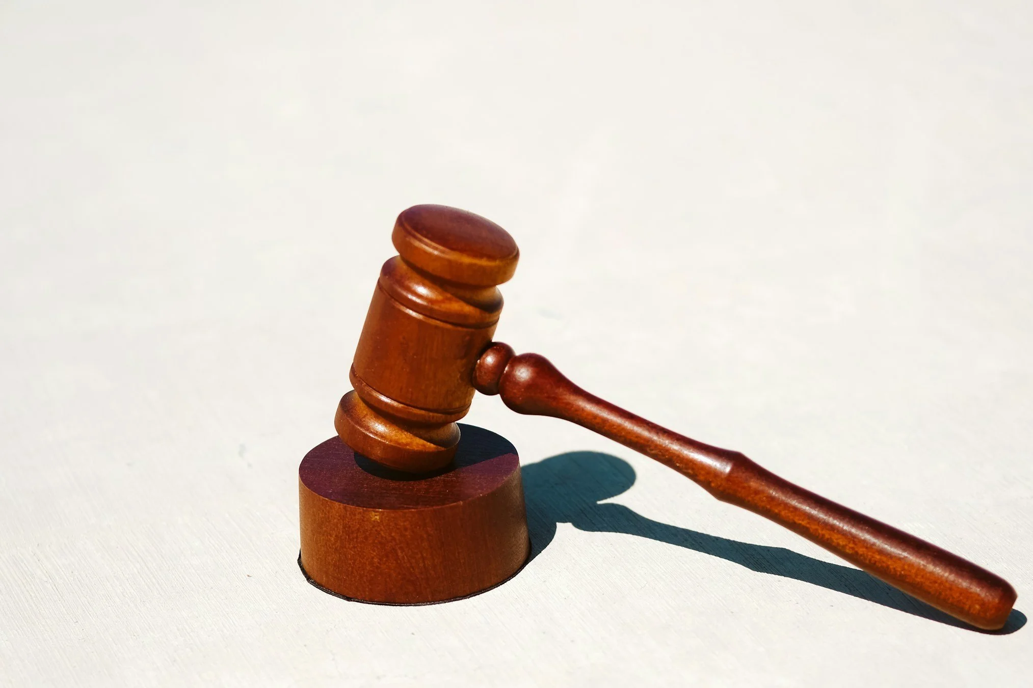 Ein Holzhammer liegt auf einem weißen Untergrund.