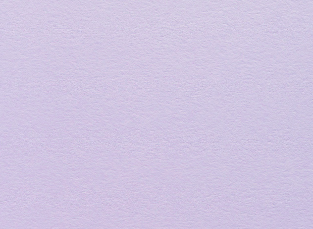 Una parete di colore lavanda.