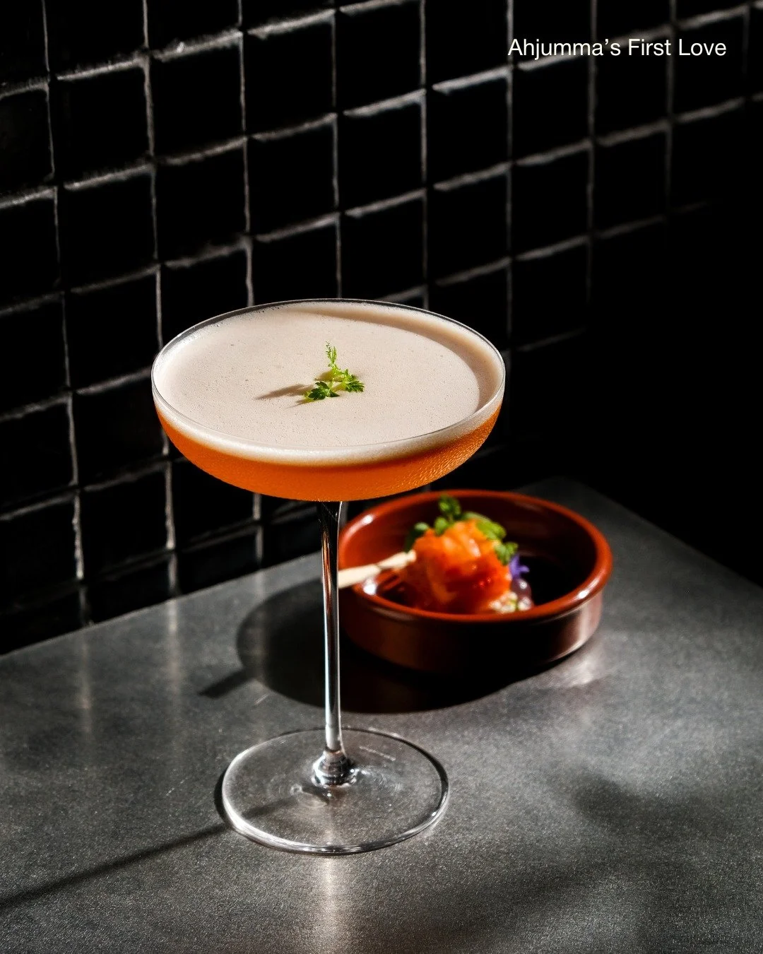 They say every Korean girl’s first love is BTS or Big Bang…but we think it’s the kimchi made by their grandmothers.
𝗔𝗵𝗷𝘂𝗺𝗺𝗮'𝘀 𝗙𝗶𝗿𝘀𝘁 𝗟𝗼𝘃𝗲 is inspired by how that kimchi stays unforgettable. This cocktail unites Kor