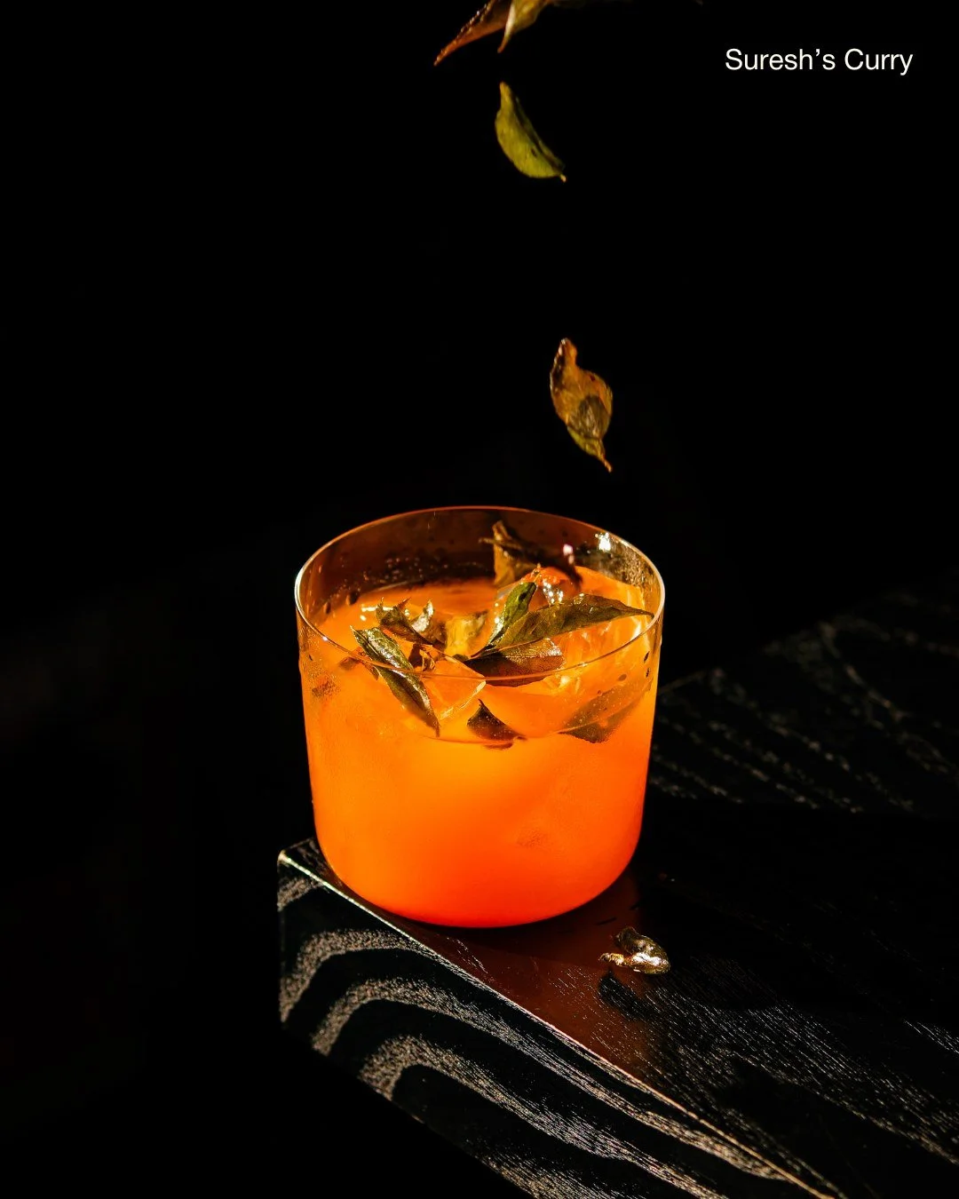 𝗖𝘂𝗿𝗿𝘆 𝗶𝗻 𝗮 𝗰𝗼𝗰𝗸𝘁𝗮𝗶𝗹? 𝗦𝗼𝘂𝗻𝗱𝘀 𝗰𝗿𝗮𝘇𝘆, 𝗯𝘂𝘁 𝗶𝘁 𝘄𝗼𝗿𝗸𝘀.
Meet 𝗦𝘂𝗿𝗲𝘀𝗵’𝘀 𝗖𝘂𝗿𝗿𝘆—dark rum and raspberry liqueur bring lends gentle sweetness to round out the spice and savoury hit from curry, with a s