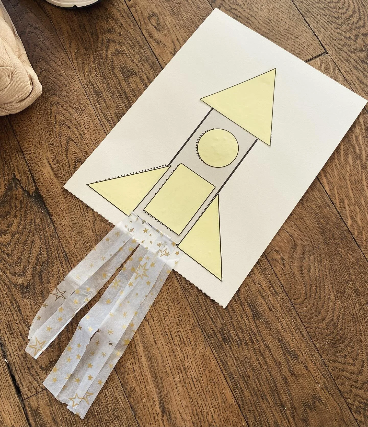Learning shapes with&hellip; rocket ships! Apprendre l&rsquo;anglais en s&rsquo;amusant, c&rsquo;est bien possible! #mont&eacute;pilloy #storytimeenglish #villedesenlis #oise #apprendreanglais #englishteacher #apprendreensamusant #atelierspourenfants