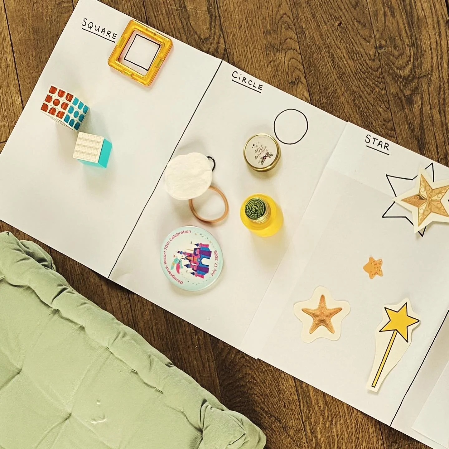Shape sorting success! #mont&eacute;pilloy #storytimeenglish #villedesenlis #oise #apprendreanglais #englishteacher #apprendreensamusant #atelierspourenfants #learningshapes #craftsforkids #hautsdefrance #picardie