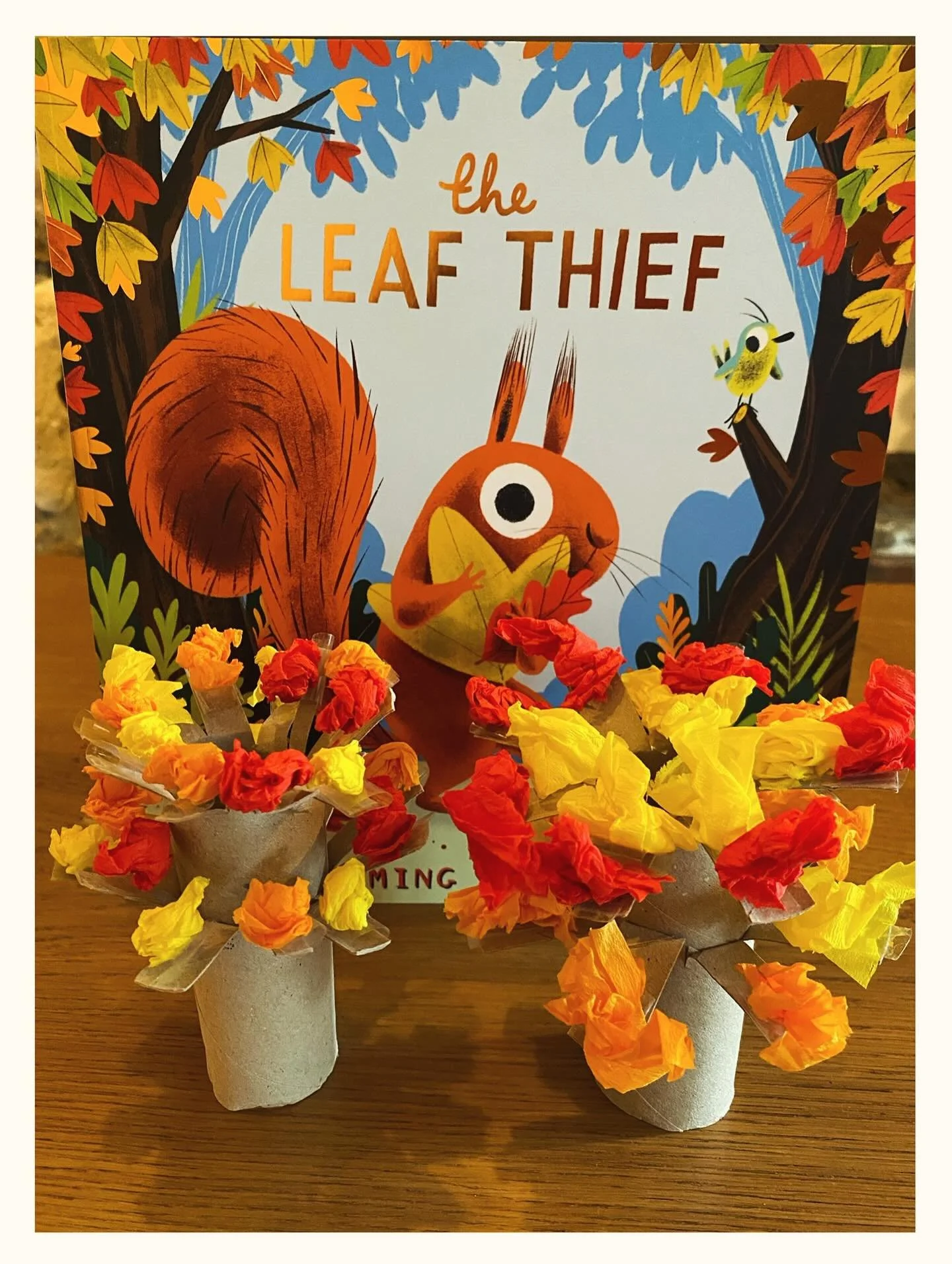 Trees in the making! 🍁 #mont&eacute;pilloy #storytimeenglish #villedesenlis #oise #apprendreanglais #livresenanglais #englishteacher #atelierspourenfants #apprendreensamusant #booksinenglish #hellofall #theleafthief #craftsforkids