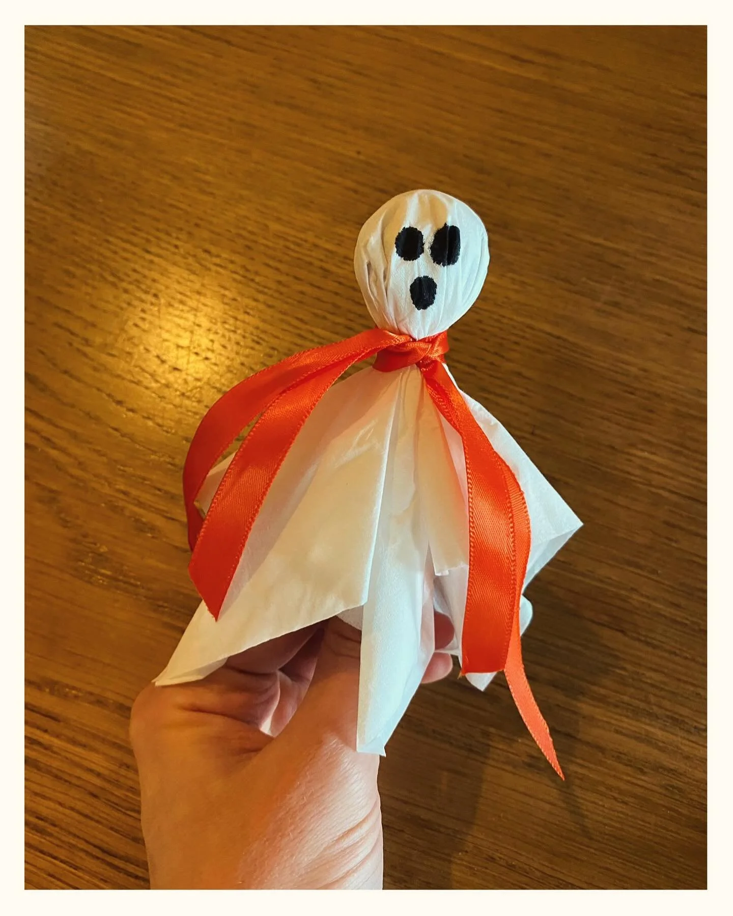 Guess what&rsquo;s inside? 👻 #mont&eacute;pilloy #storytimeenglish #villedesenlis #oise #apprendreanglais #englishteacher #apprendreensamusant #atelierspourenfants #stagespourenfants #vacancesscolaires #happyhalloween #halloweenenfrance #ghostlollip