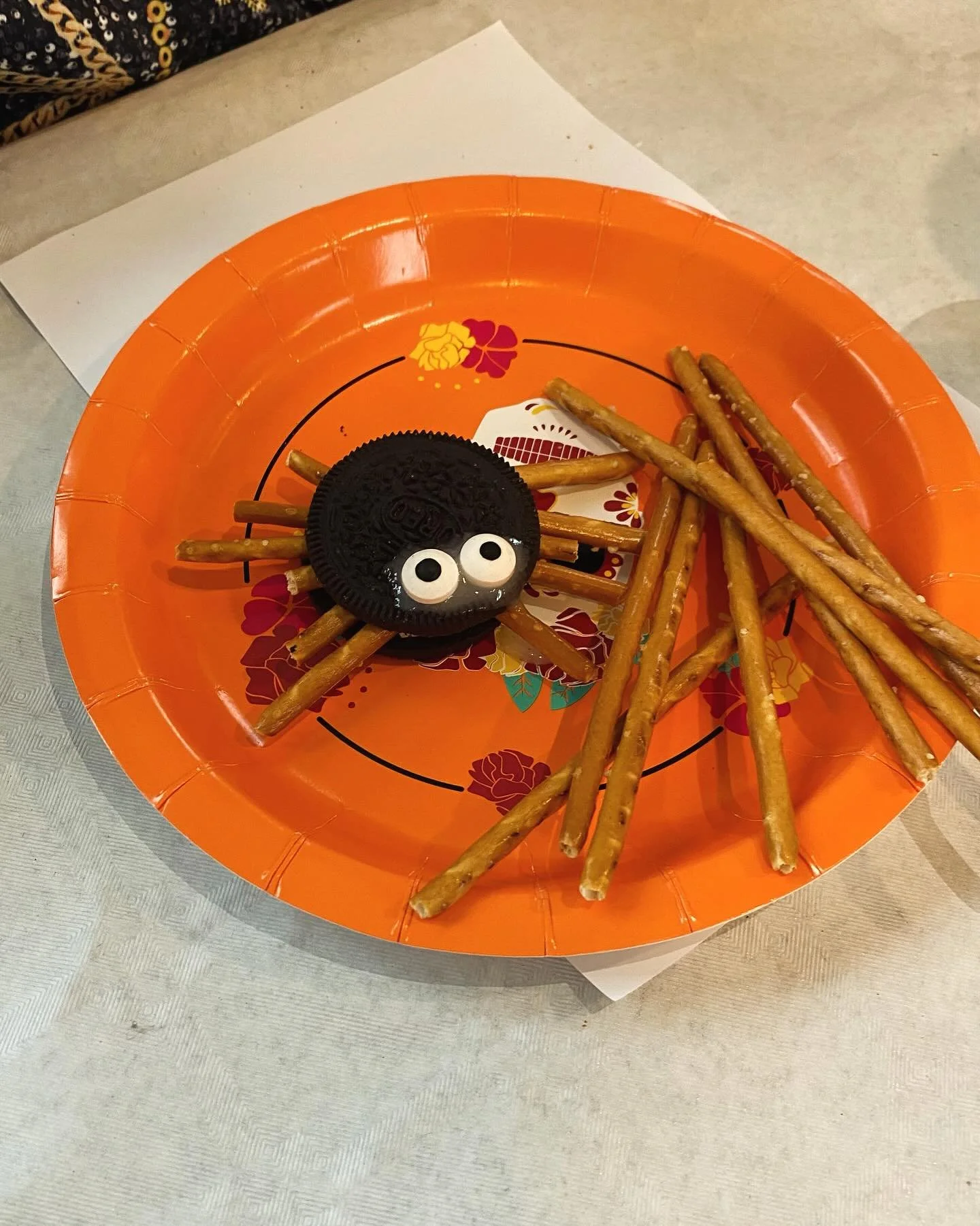Yummy spiders! 🕷️ Les enfants ont fait des &ldquo;spiders&rdquo; cet apr&egrave;s-midi au stage Happy Halloween! #mont&eacute;pilloy #storytimeenglish #villedesenlis #oise #apprendreanglais #englishteacher #apprendreensamusant #atelierspourenfants #