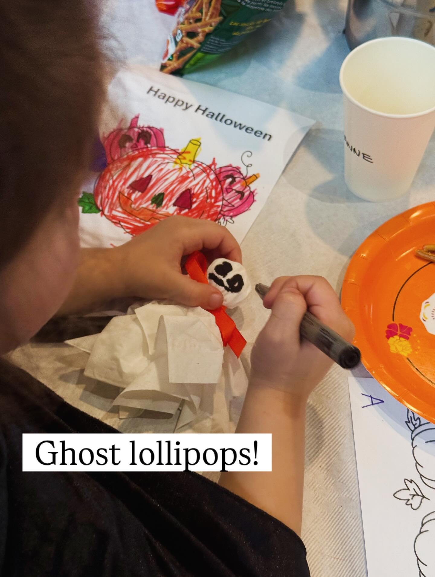 Ghost lollipops were a big hit at our Happy Halloween stage! #mont&eacute;pilloy #storytimeenglish #villedesenlis #oise #apprendreanglais #englishteacher #apprendreensamusant #atelierspourenfants #stagespourenfants #craftsforkids #halloweencrafts #ha