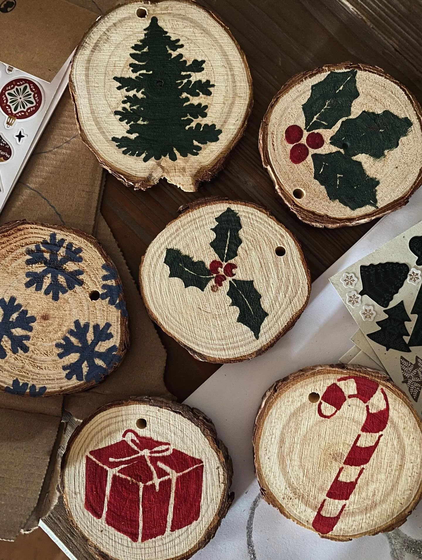 Testing out more Christmas crafts! Venez nous rejoindre pour le stage Merry Christmas le 10 &amp; 17 d&eacute;cembre! 🎄 #mont&eacute;pilloy #storytimeenglish #villedesenlis #senlis #oise #stagespourenfants #atelierspourenfants #apprendreanglais #app