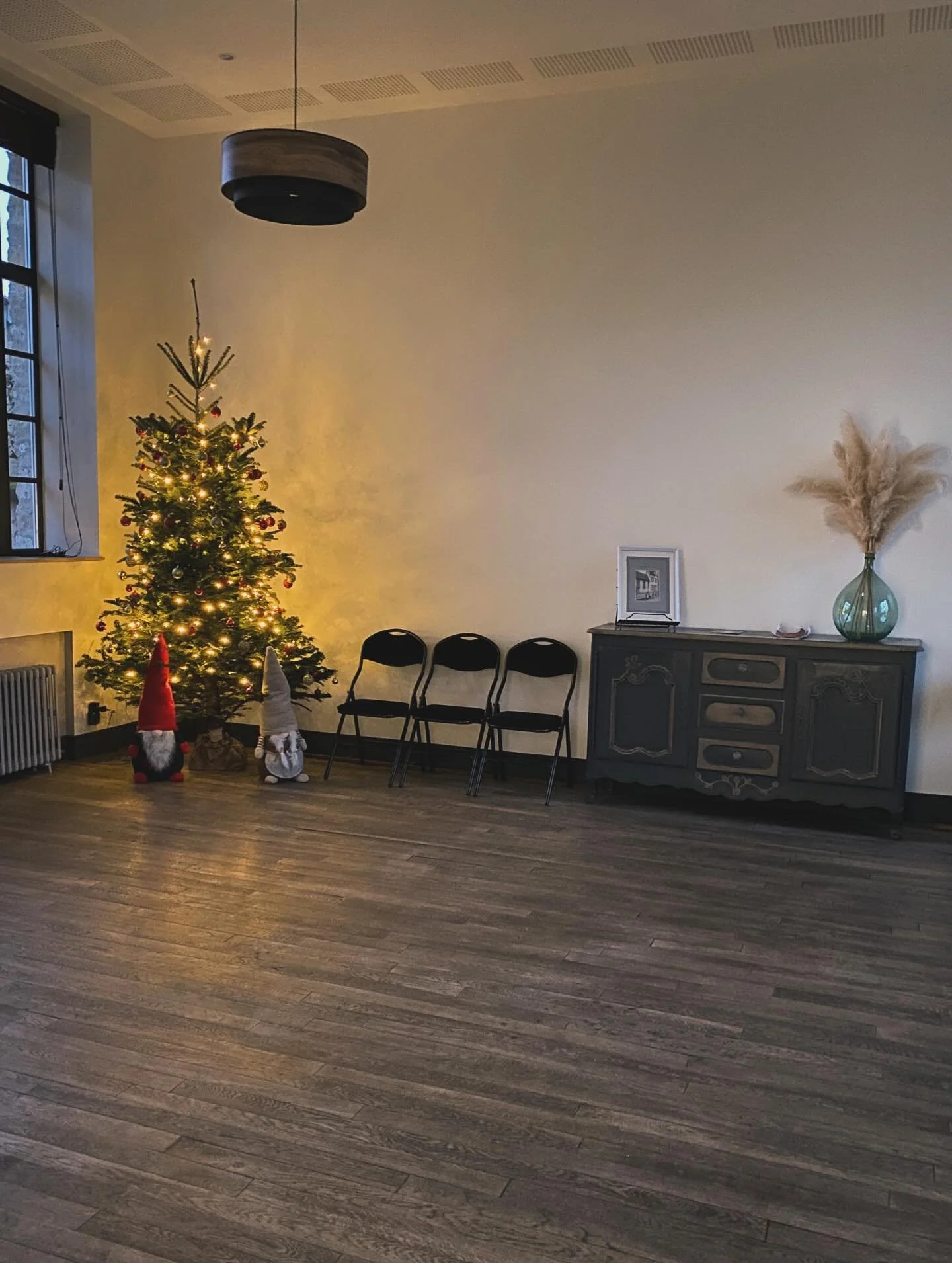 La mairie de Mont&eacute;pilloy est pr&ecirc;te pour nos stages Merry Christmas!🎄 #mont&eacute;pilloy #storytimeenglish #villedesenlis #senlis #oise #stagespourenfants #atelierspourenfants #apprendreanglais #apprendrelanglais #englishteacher #merryc