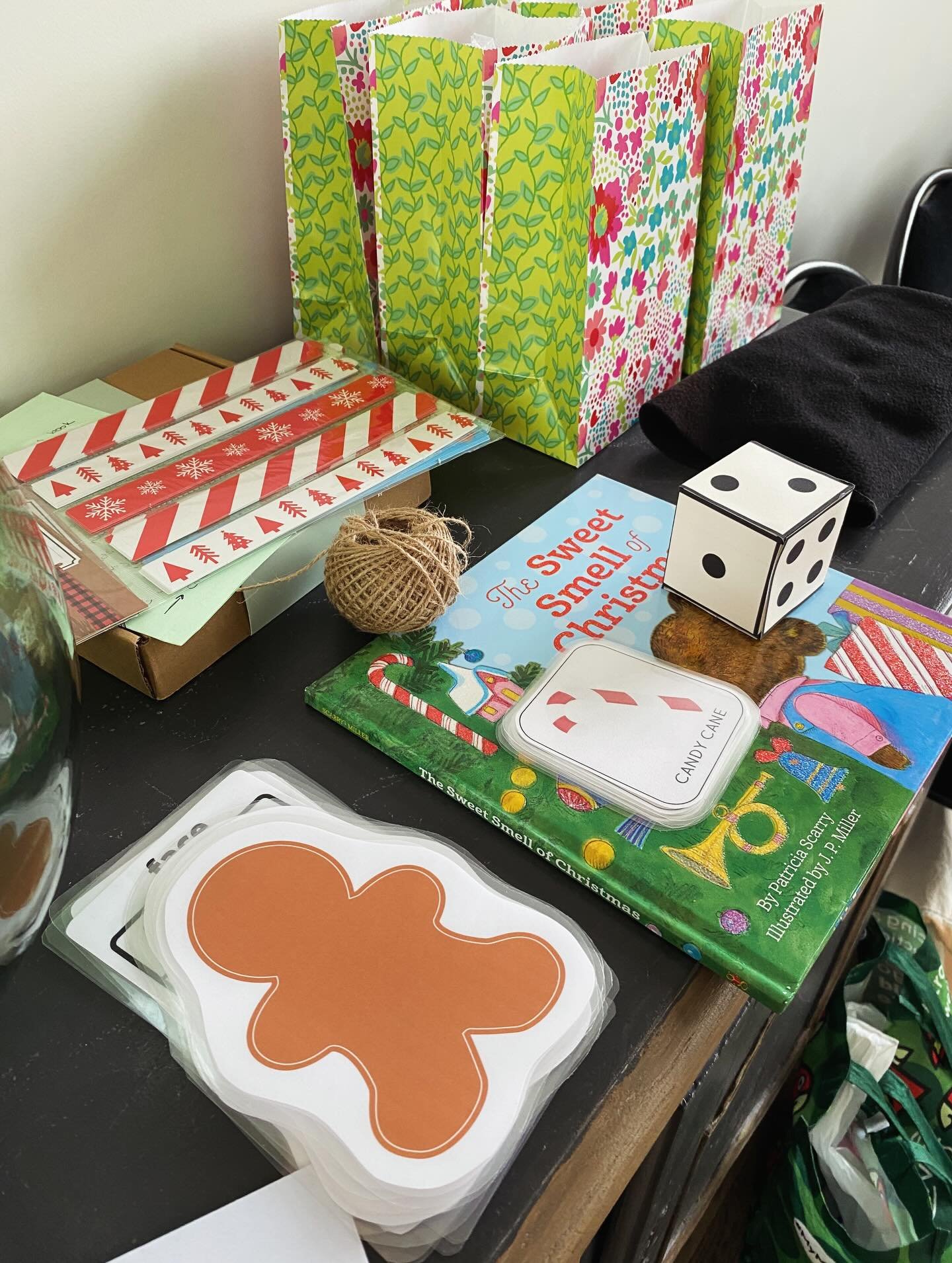 All ready for our Merry Christmas class! #mont&eacute;pilloy #storytimeenglish #villedesenlis #senlis #oise #stagespourenfants #atelierspourenfants #apprendreanglais #apprendrelanglais #englishteacher #merrychristmas #christmasstage