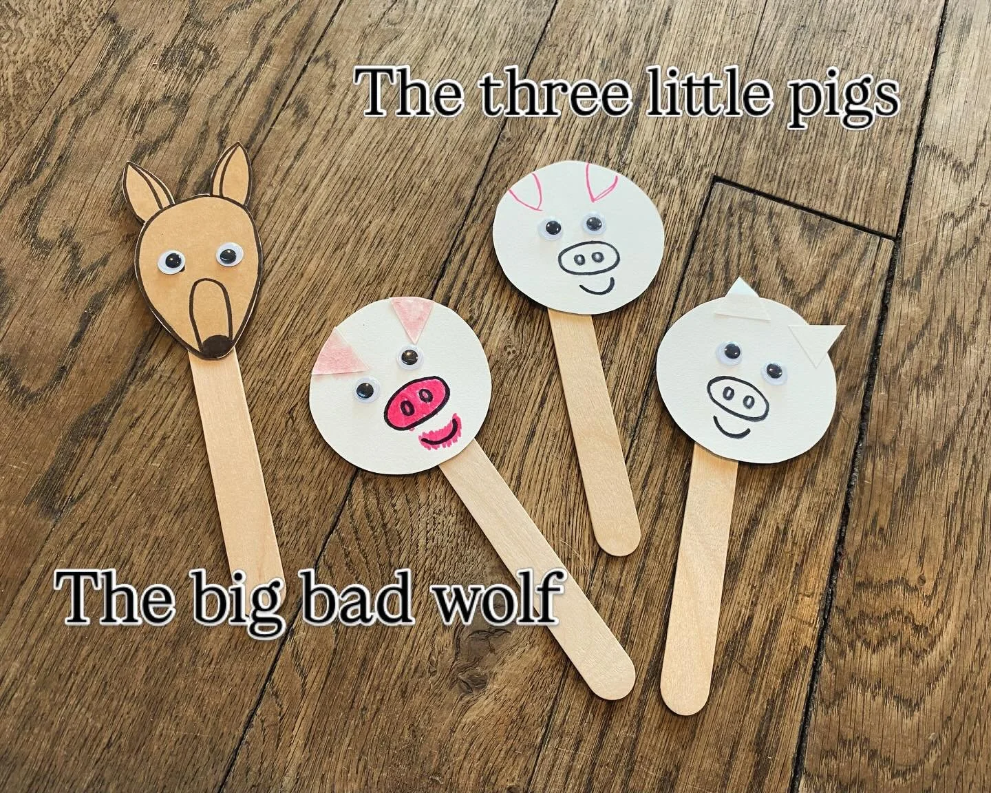 Yesterday we read The Three Little Pigs, played a board game, and made popsicle stick puppets to act out the story! And yes&hellip; I know my wolf looks more like a deer 🤦&zwj;♀️ #storytimeenglish #mont&eacute;pilloy #villedesenlis #threelittlepigs 