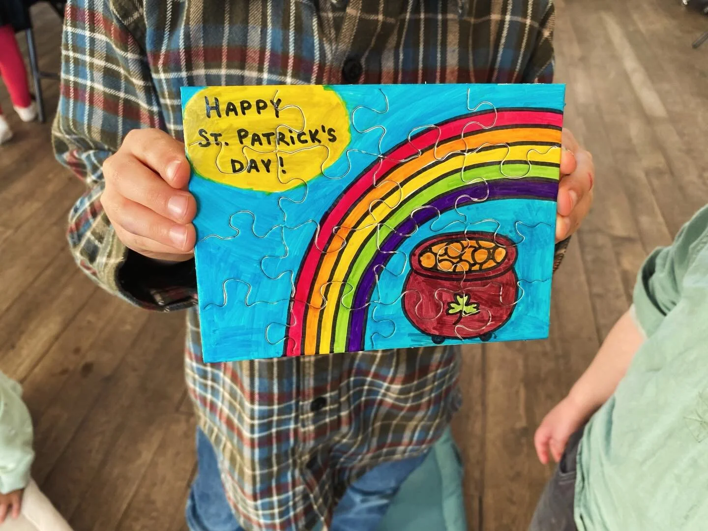 Happy St. Patrick&rsquo;s Day! We read The Littlest Leprechaun, played a board game, made puzzles, and had a delicious snack! #storytimeenglish #mont&eacute;pilloy #villedesenlis #apprendrelanglais #stpatricksday2026☘️🌈🎩