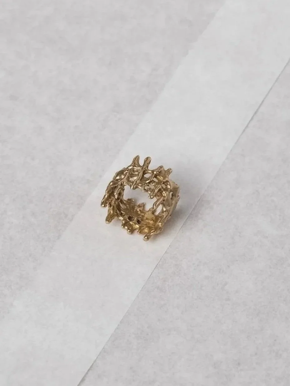 Anello con design intrecciato.