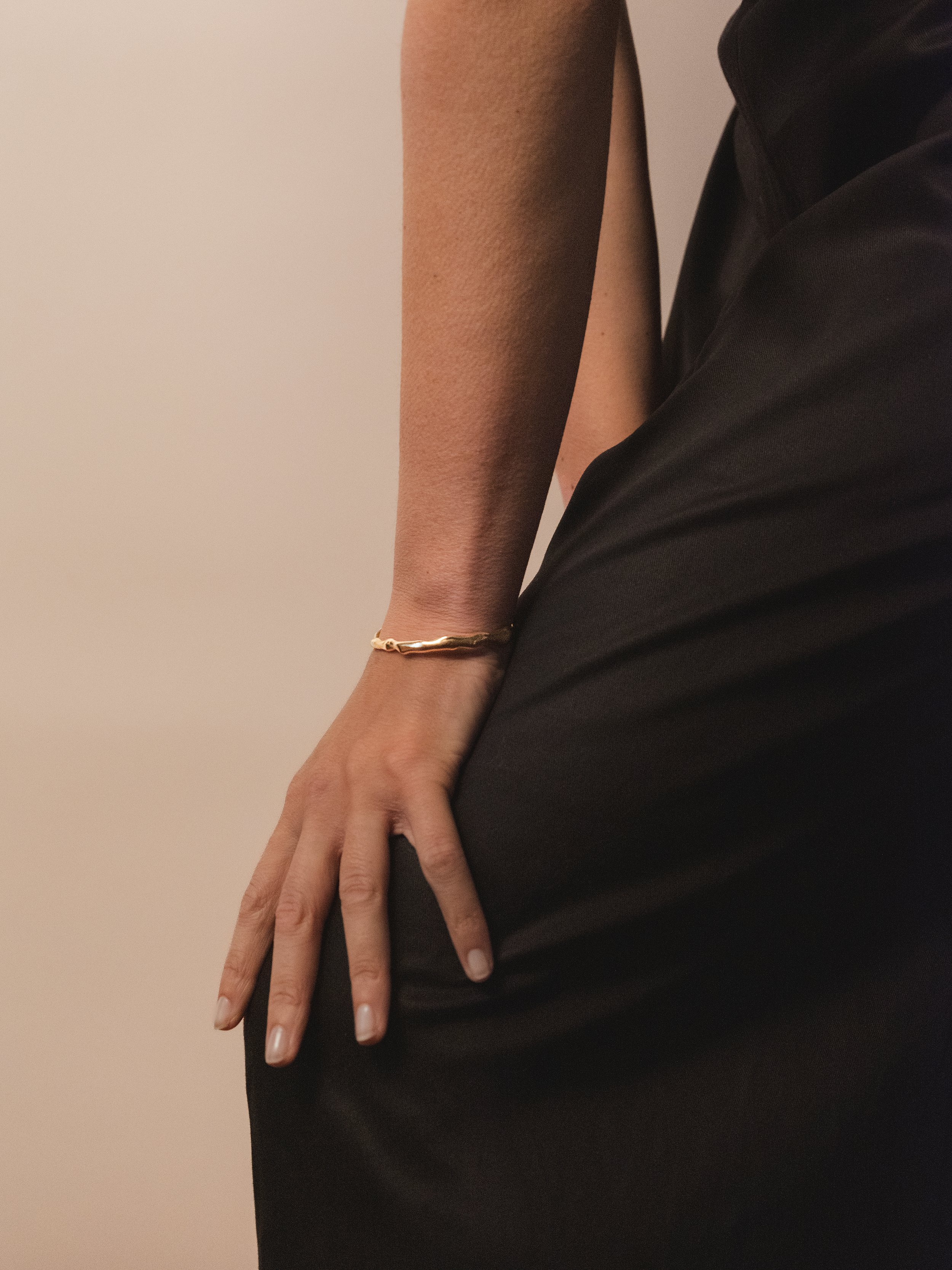 bracciale ottone su vestito nero