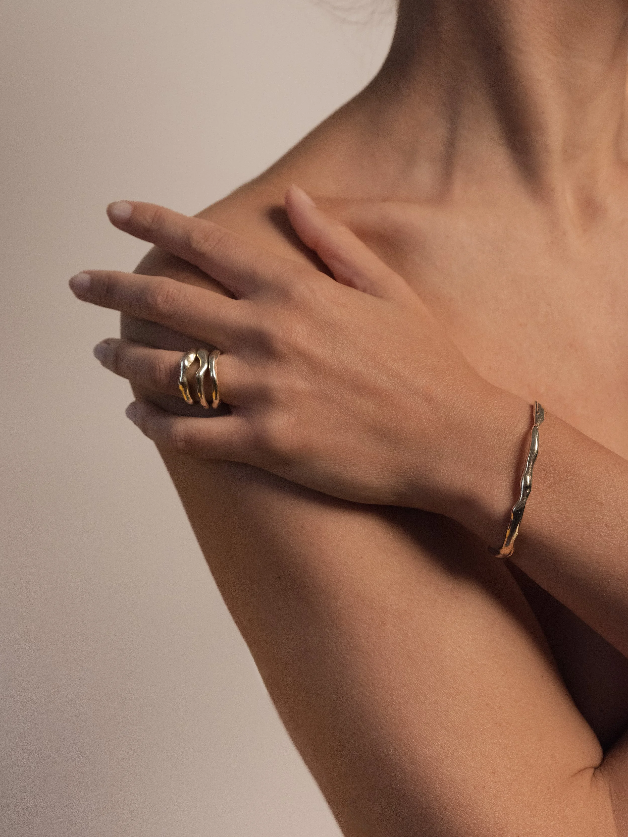 anelli e bracciali su pelle