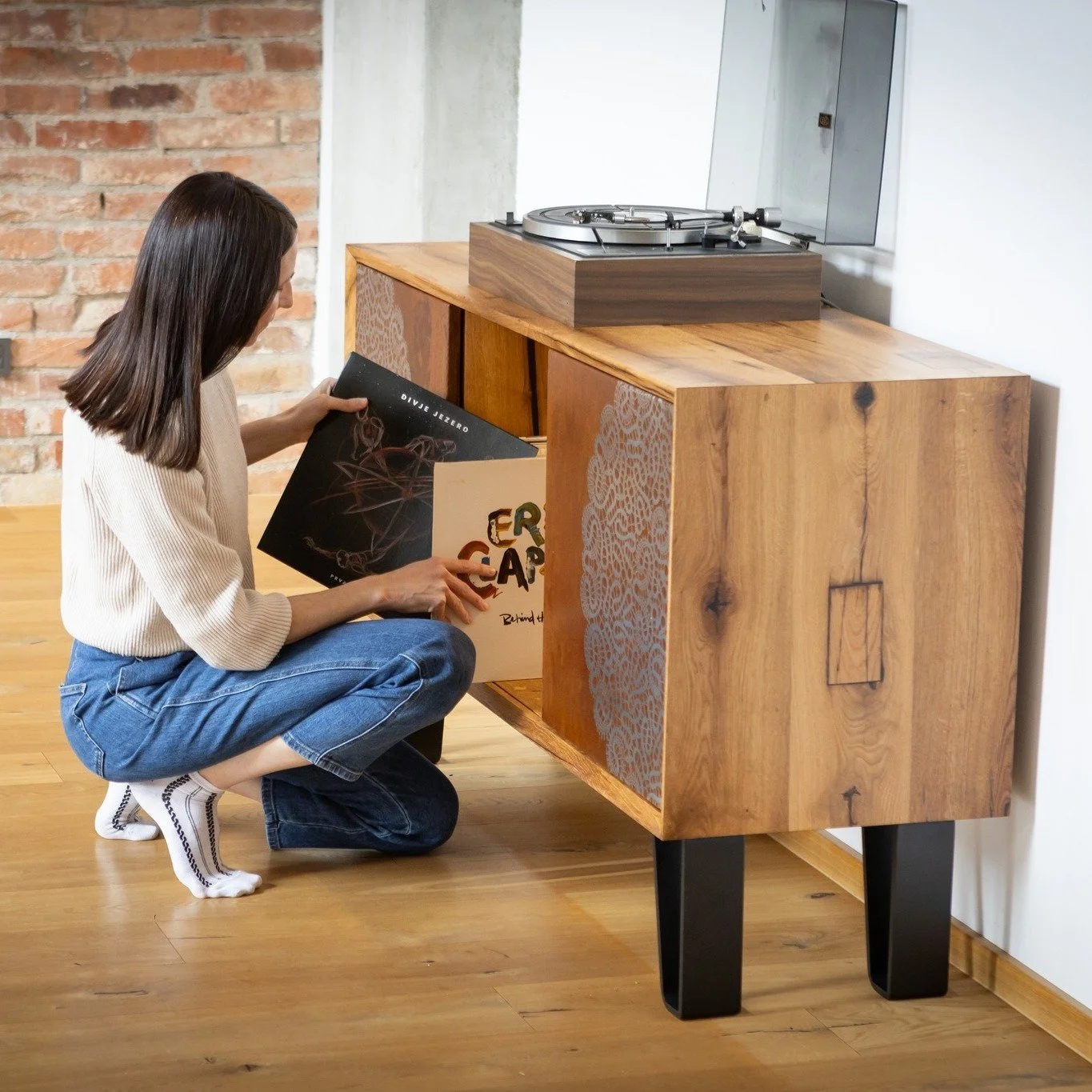 Po vandranju od Milana do Ljubljane je "Prfarska kaza" prispela na naslednjo postajo &ndash; Cankarjev dom. 🐐
Na razstavi Čar lesa 2025 (5.&ndash;11. maj) bo razstavljena najina omarica Fara 2, ki združuje corten, hrast in dedi&scaron;čino