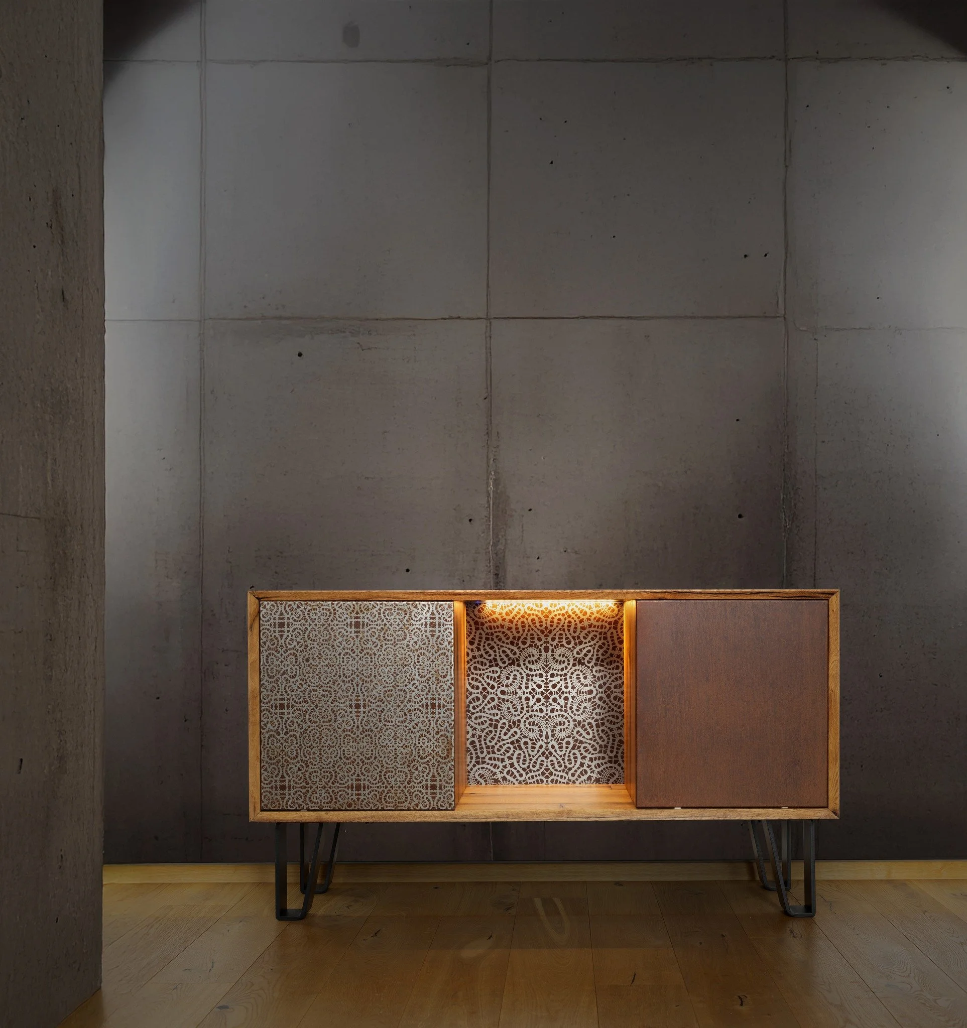 Zdi se, da bo leto&scaron;nja pomlad razstavljalsko razpoložena. 

Aprila sva obiskala Milanski teden oblikovanja, nato je pri&scaron;la razstava Čar lesa v Cankarjevem domu &mdash; ki pa se, kot kaže, ne bo kar tako zaključila. 

Najina omarica Fara