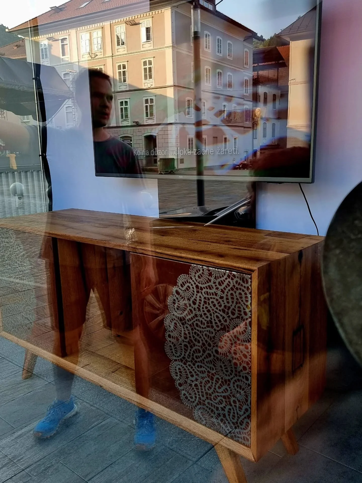 Če &scaron;e ne ve&scaron;...FARAKAZA se ta vikend mudi v domači Idriji v sklopu Festivala Idrijske čipke. Razstavljava v izložbi na Mestnem trgu 4, za kar se morava iskreno zahvaliti Planinskemu dru&scaron;tvu Idrija, ki nama je odstopil prostorček,